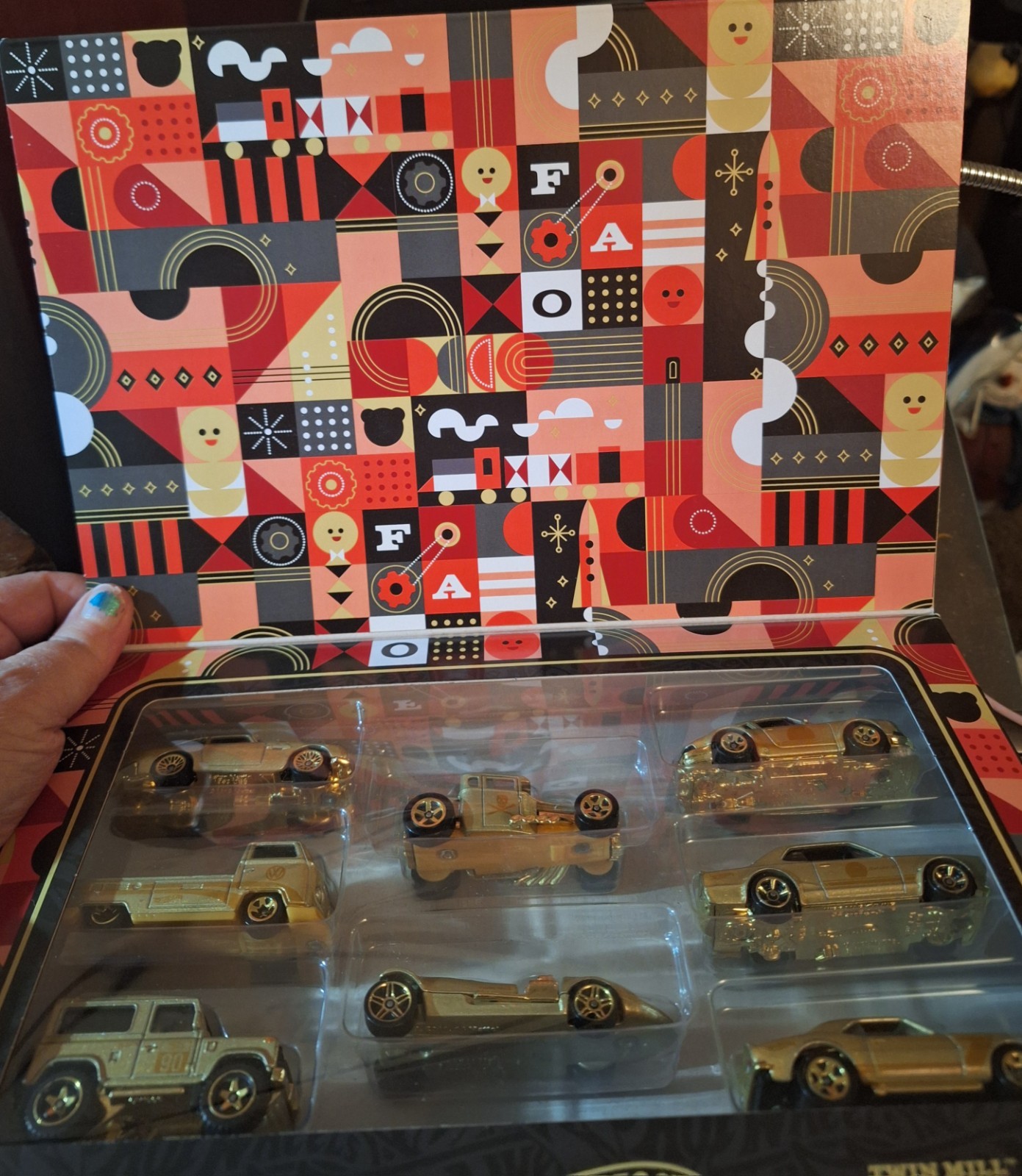 Hot Wheels FAO Schwarz 160 Years 8-Car Gift Set Gold Box Mattel