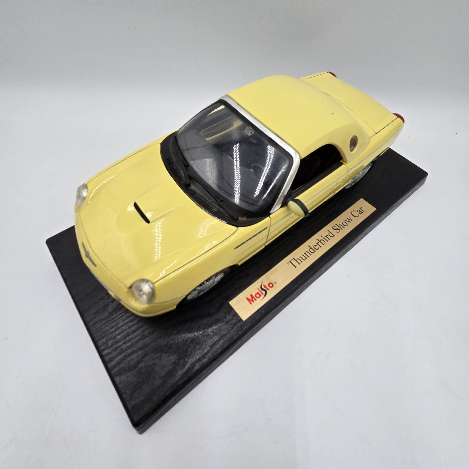 MAISTO Special Edition 1:18 Ford Thunderbird Show Car 1999 Removable Top w/Stand