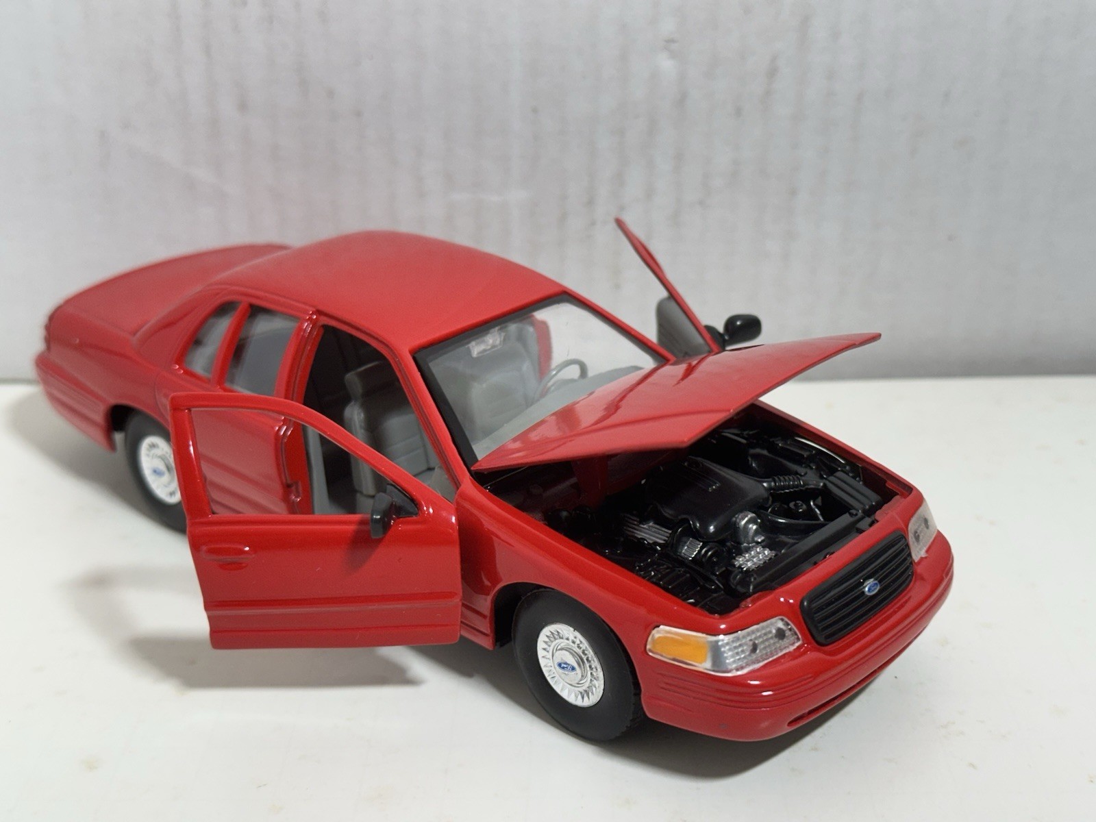 WELLY 1999 FORD CROWN VICTORIA RED 1:24 DIECAST MODEL NEW NO BOX
