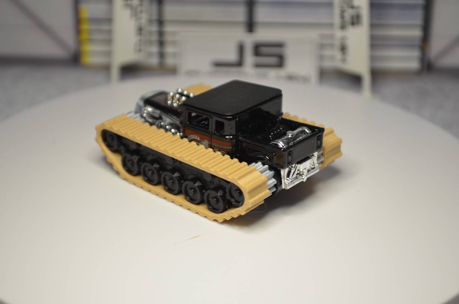 Hot Wheels Bone Shaker Custom on Tracks Black-Tan