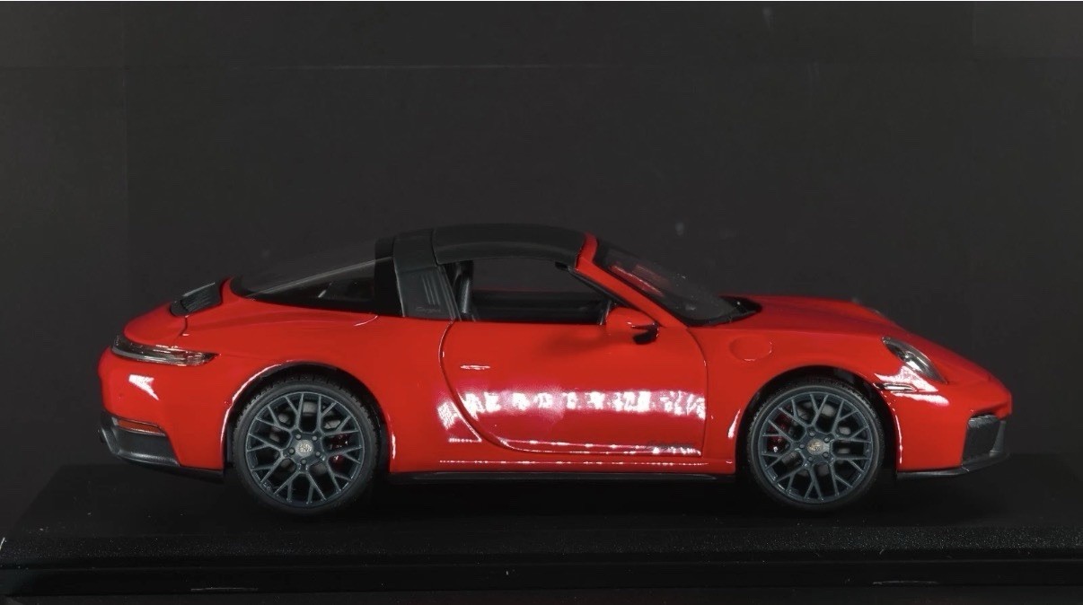 Porsche 911 Targa 4 GTS (992.2) 1:18 Maisto Exclusive Style Special Edition red
