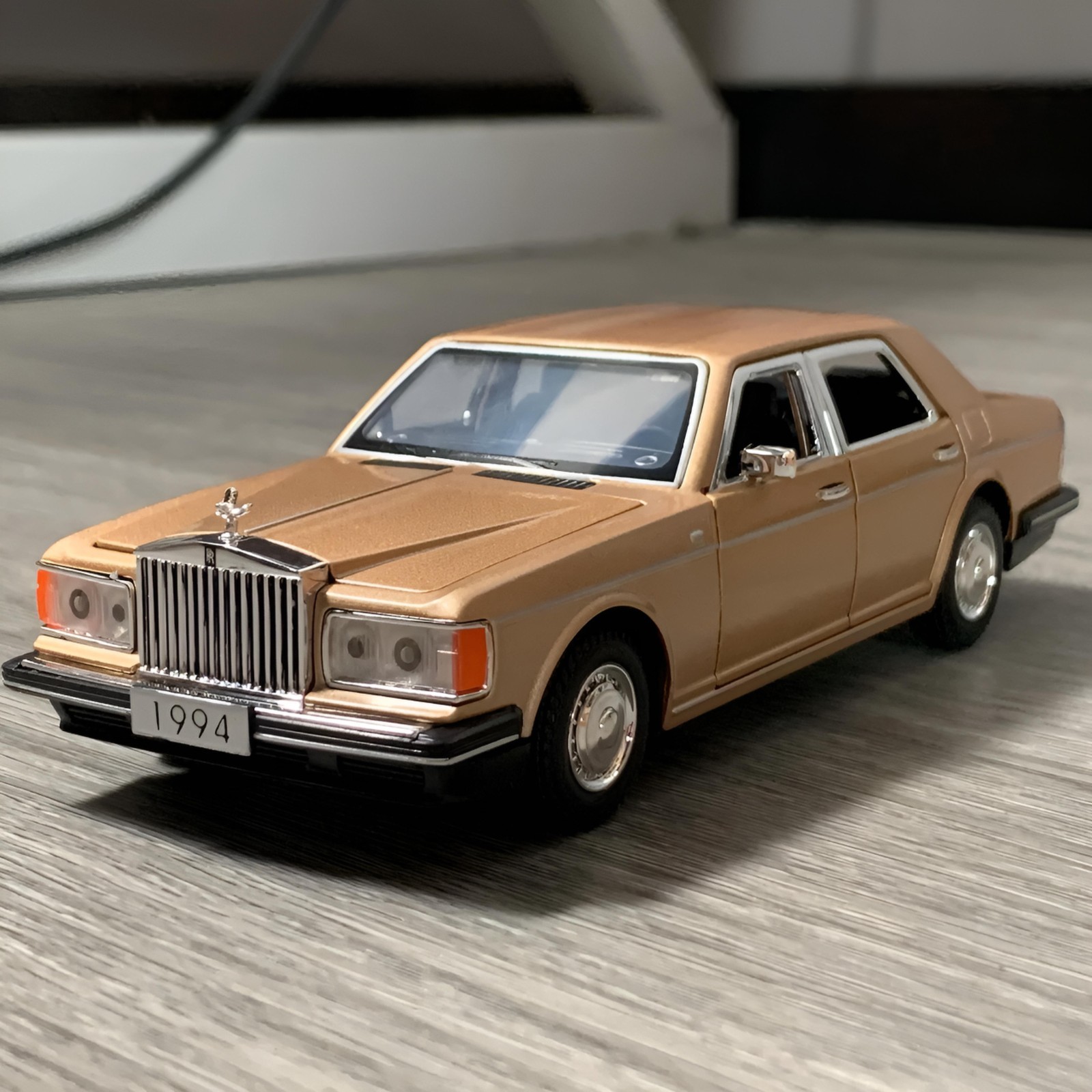 1:32 Vintage 1994 Rolls Royce Silver Spur Diecast-A Collectible Light Sound Toy