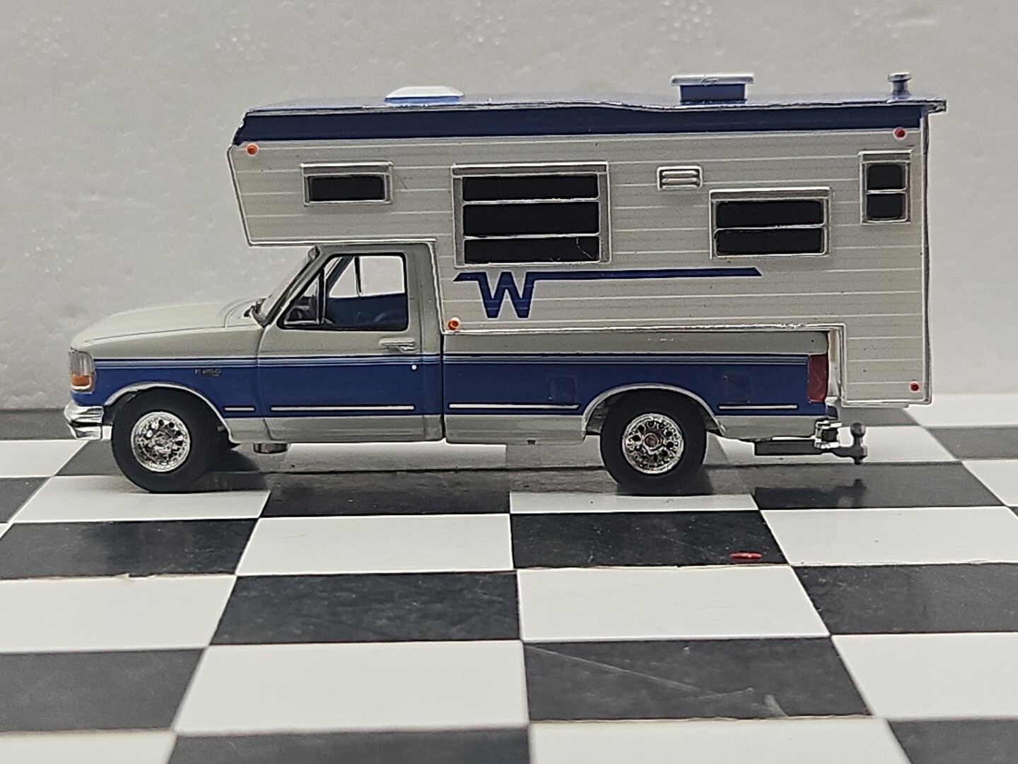GREENLIGHT 1992 4×4 Ford F-250 XLT Lariat Truck 1:64 CAMPER Pickup Ertl Farm 4WD