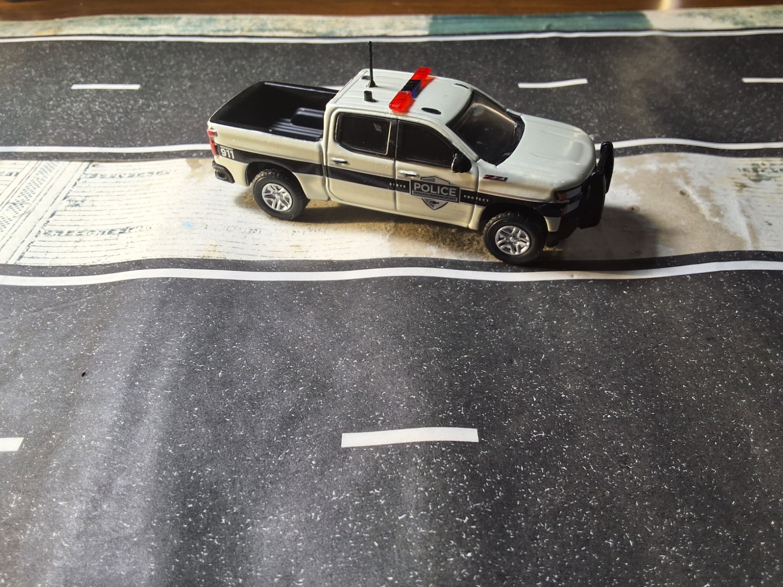 Greenlight Police Custom 1/64 Chevy Silverado SSV with Police Officer Driving