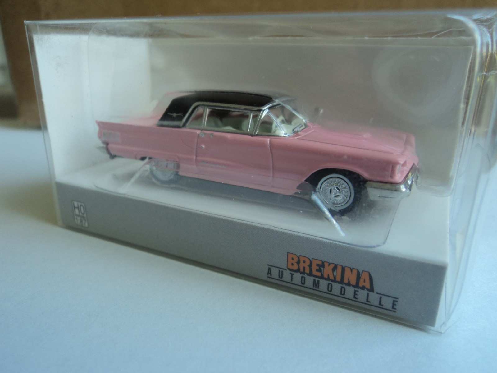 BREKINA 1960 FORD THUNDERBIRD CABRIOLET PINK / BLACK HO 1/87 PLASTIC