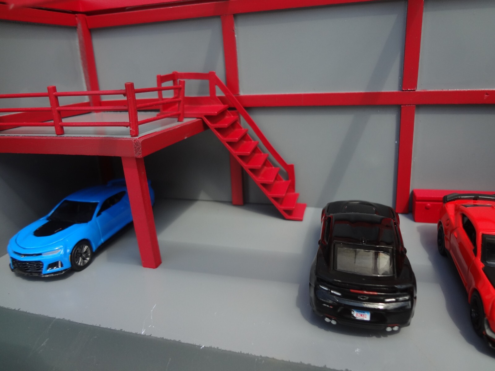 1:64 scale Mechanic Garage Diorama Gray & Red cars are not included