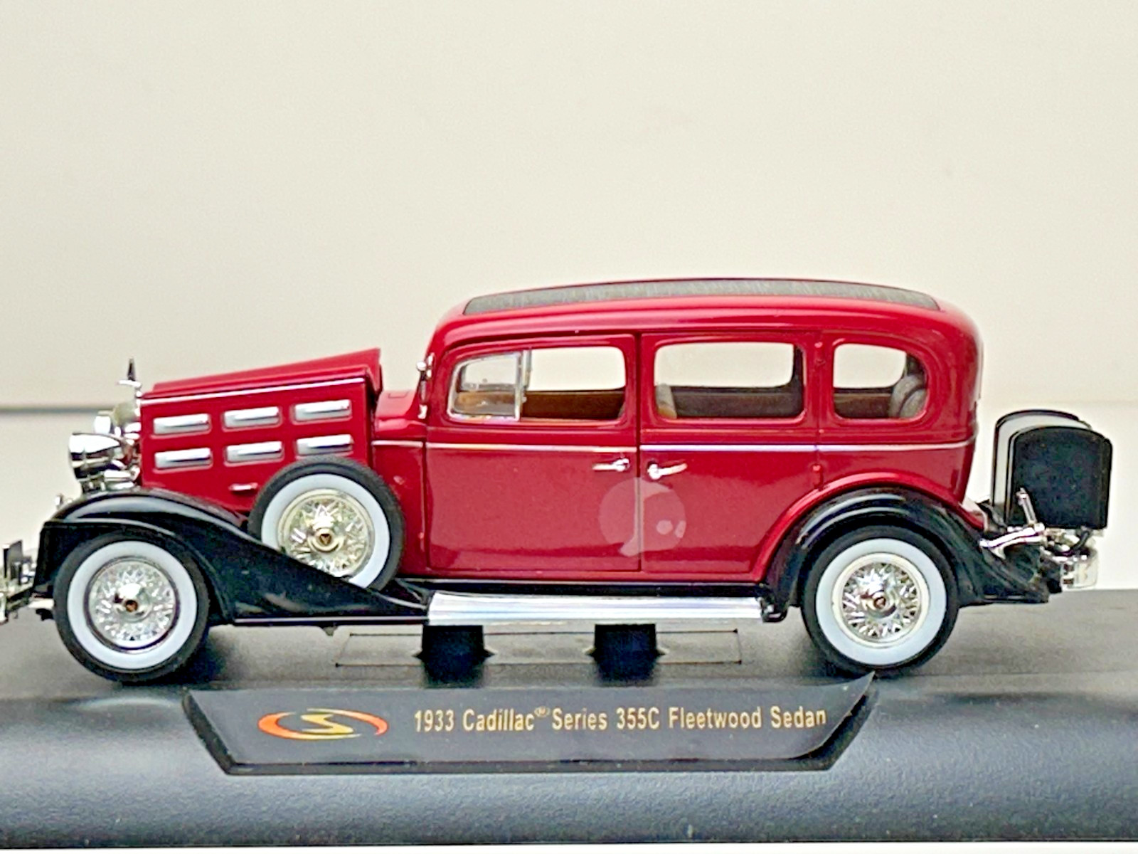 Signature Models 1:32 Scale Diecast 1933 Cadillac Fleetwood Sedan with Box