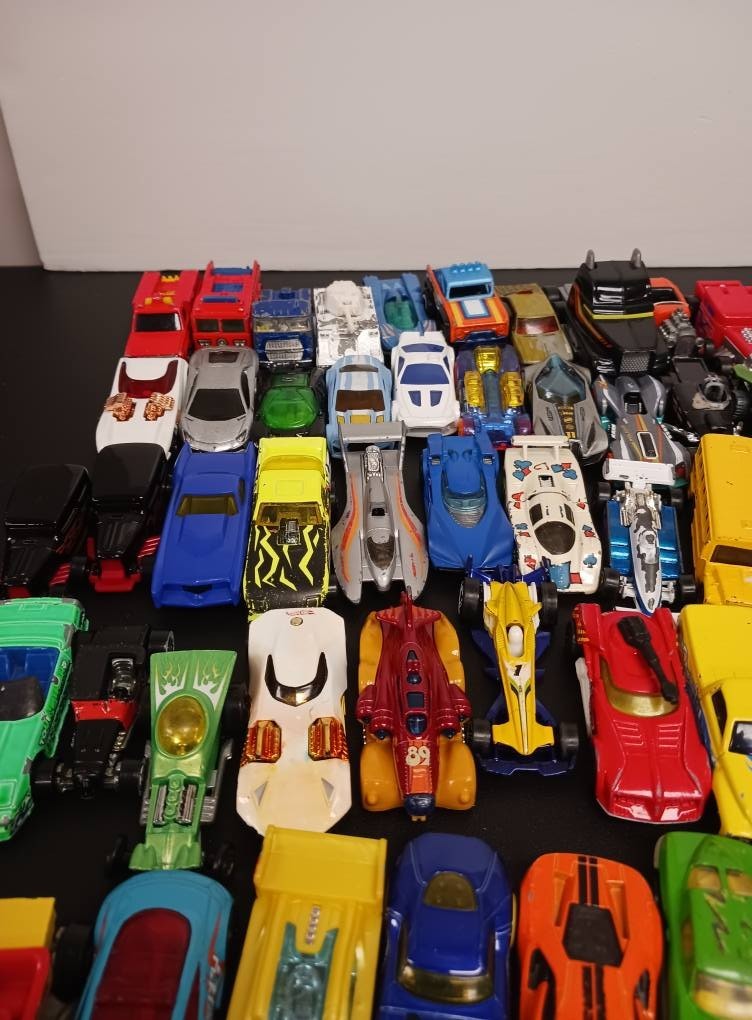 Hot Wheels, Match Box, And Other Loose Die Cast cars. Lots of 20.