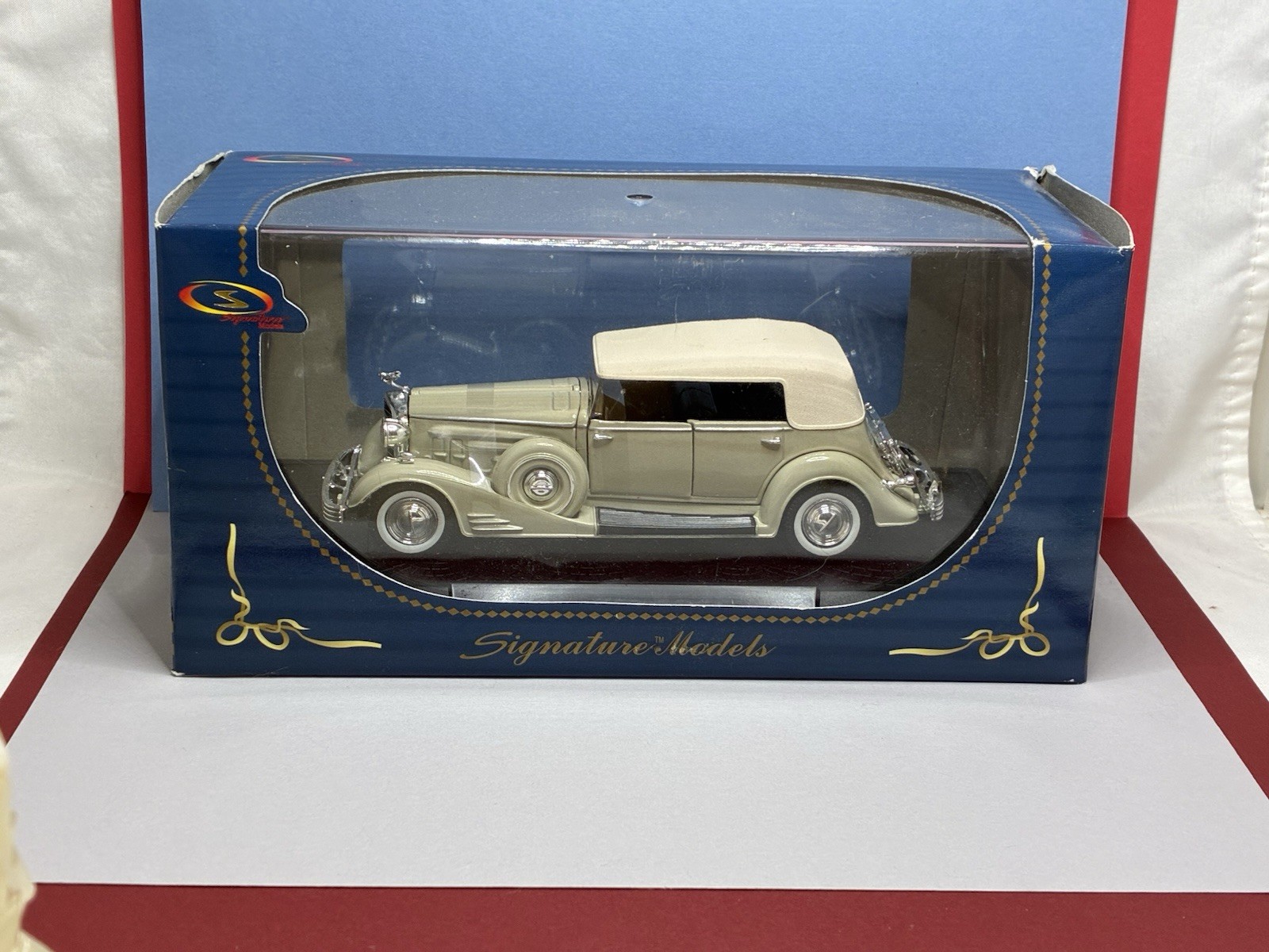 SIGNATURE MODELS 1933 Cadillac FLEETWOOD Die Cast NEW in Original BOX