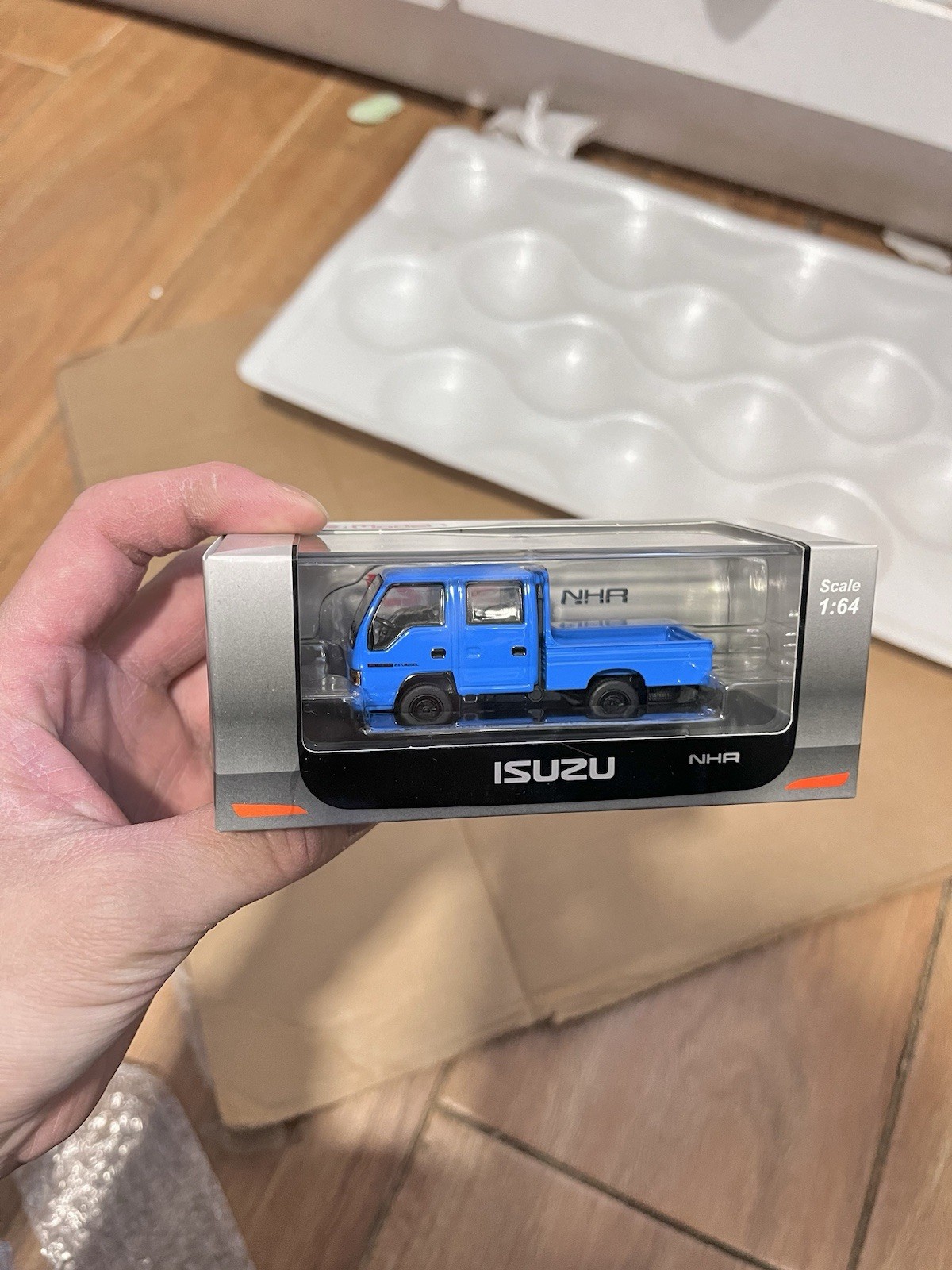 1:64 Scale Isuzu NHR LHD Blue Cargo Truck Diecast Model Car