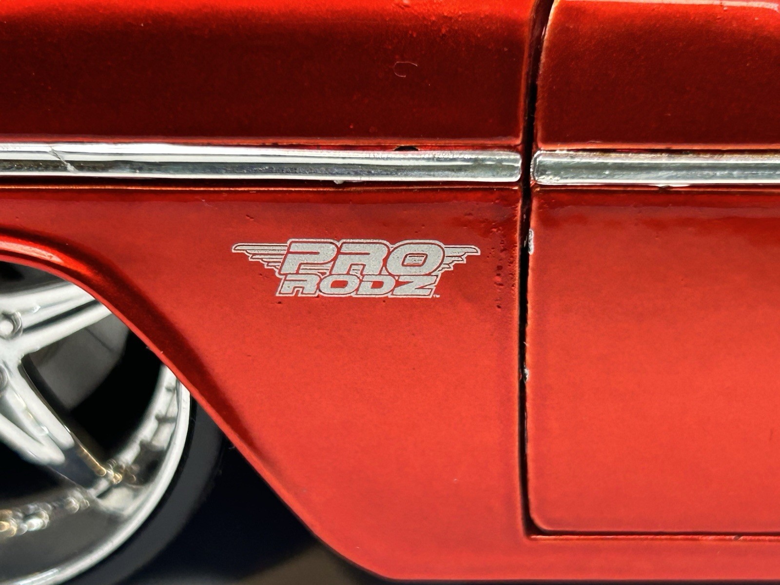 RARE Maisto 1955 Chevrolet Bel Air Nomad Pro Rodz Metallic Red 1:18 Die Cast
