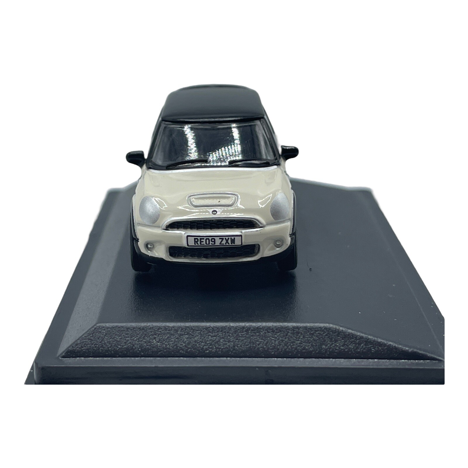 MINI Cooper S Hardtop R56 Pepper White with Black Roof Diecast car 1:76 OO Scale