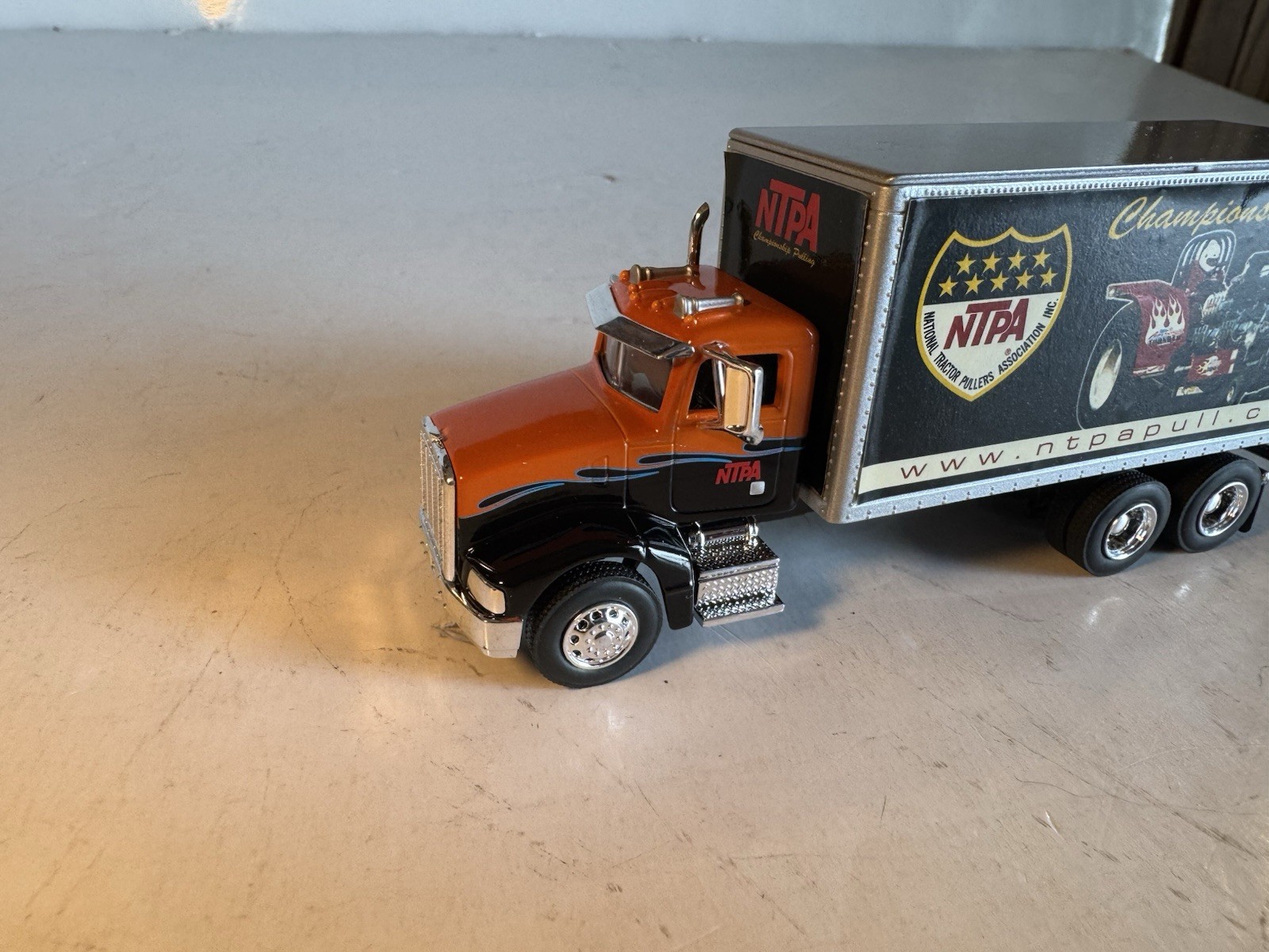 SpecCast 1:64 Diecast Peterbilt Box Truck Tractor Pulling