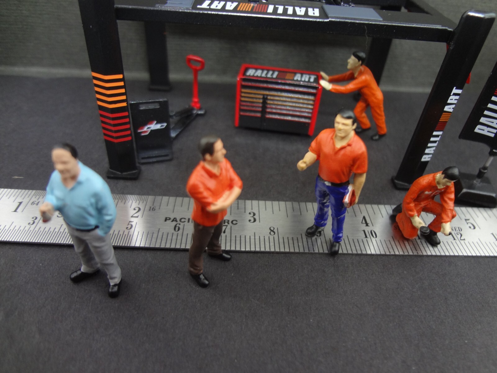 1:64 black/red/orange Garage tool set w/ mechanics & bossmen figures+ stickers