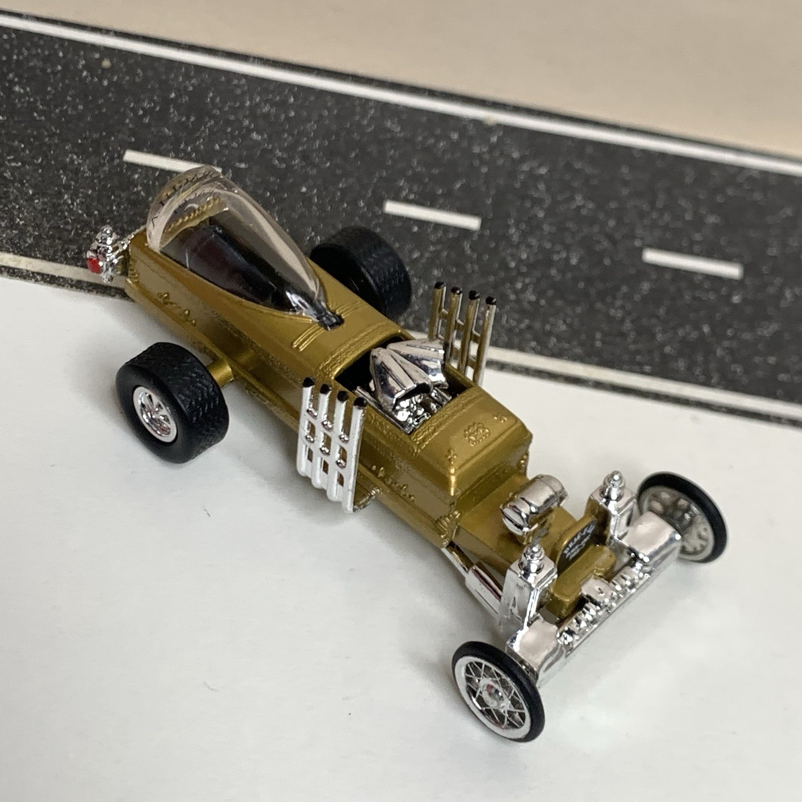 1999 Johnny Lightning Episode 2 The Munsters Drag-U-La Coffin Hot Rod Gold NM