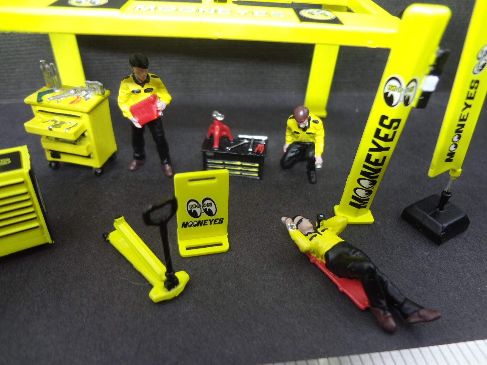 1:64 Scale figure set MOONEYES Mechanics + Moon Garage Set w/ lift + stickers