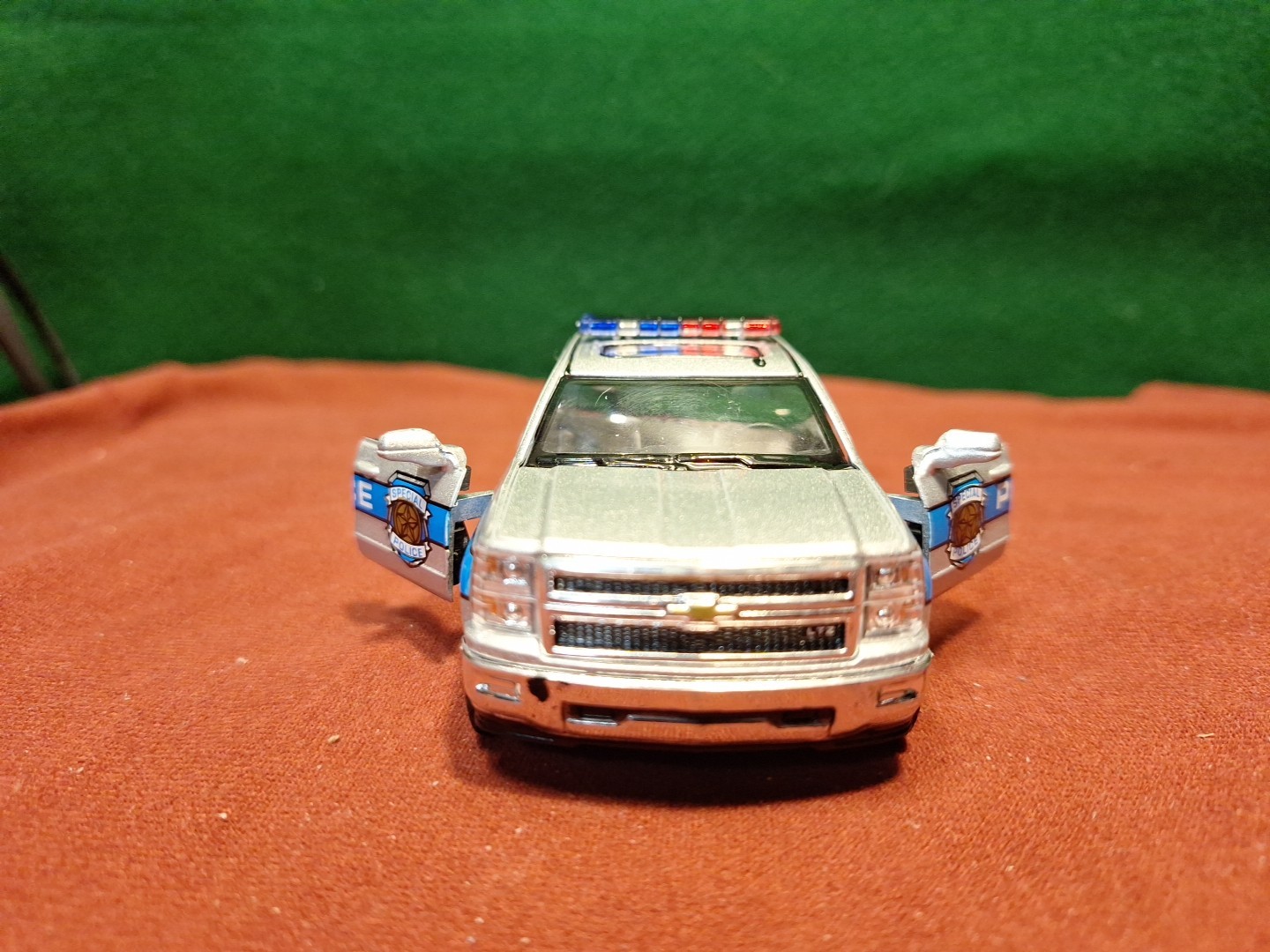 Kinsmart 1:46 2014 Police Chevy Silverado Sliver