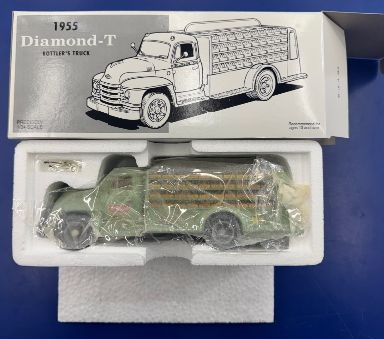 FIRST GEAR 1:34 Dr Pepper Diamond-T Bottler’s Truck 19-2013 Vintage Diecast NIB