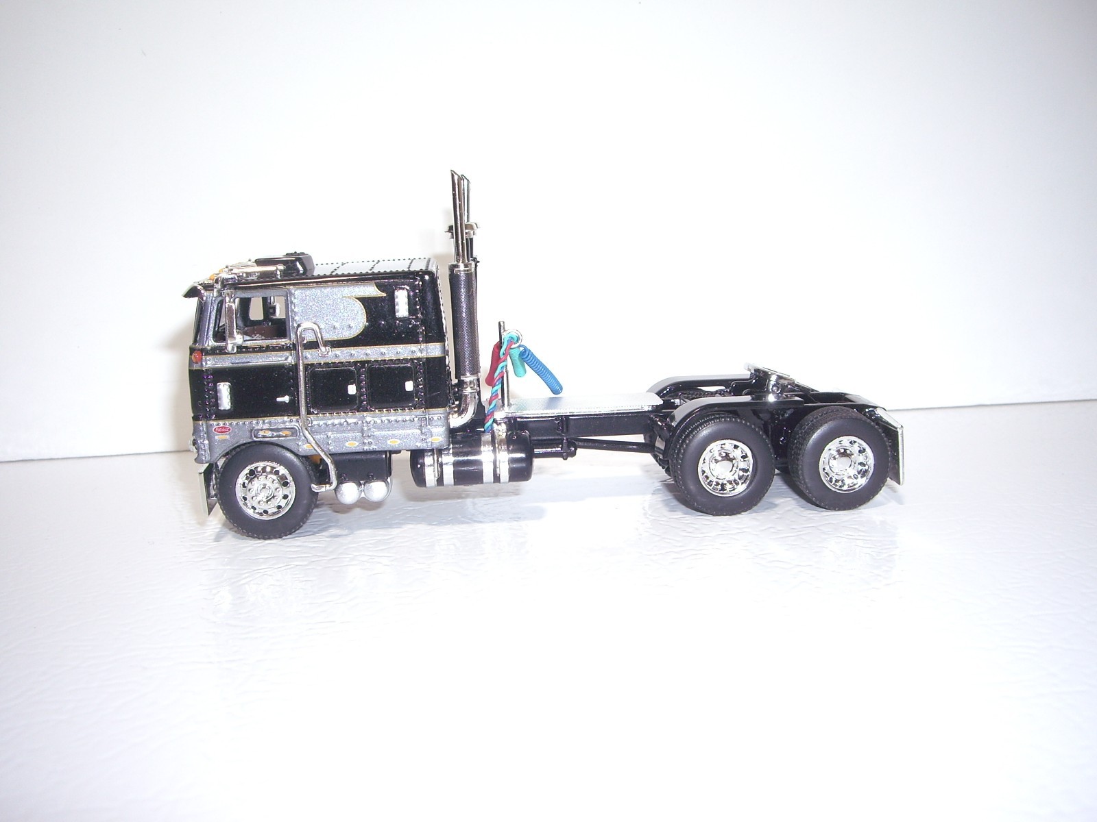 DCP FIRST GEAR 1/64 BLACK AND GRAY PETERBILT 352 COE WITH 110″ SLEEPER CAB