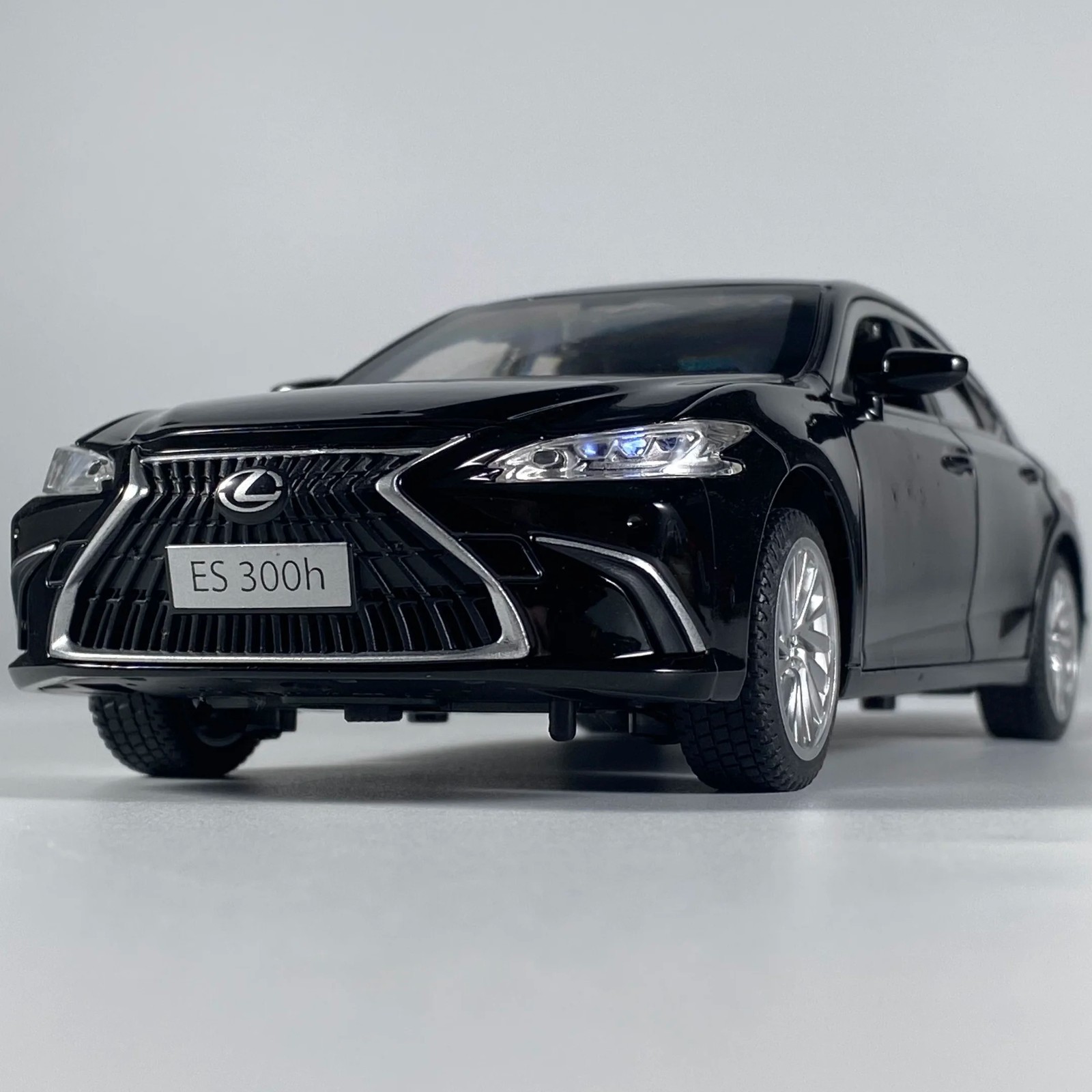1:24 Lexus ES300 ES300h Alloy Diecast Car Model Sound Light Kid’s Collectibles