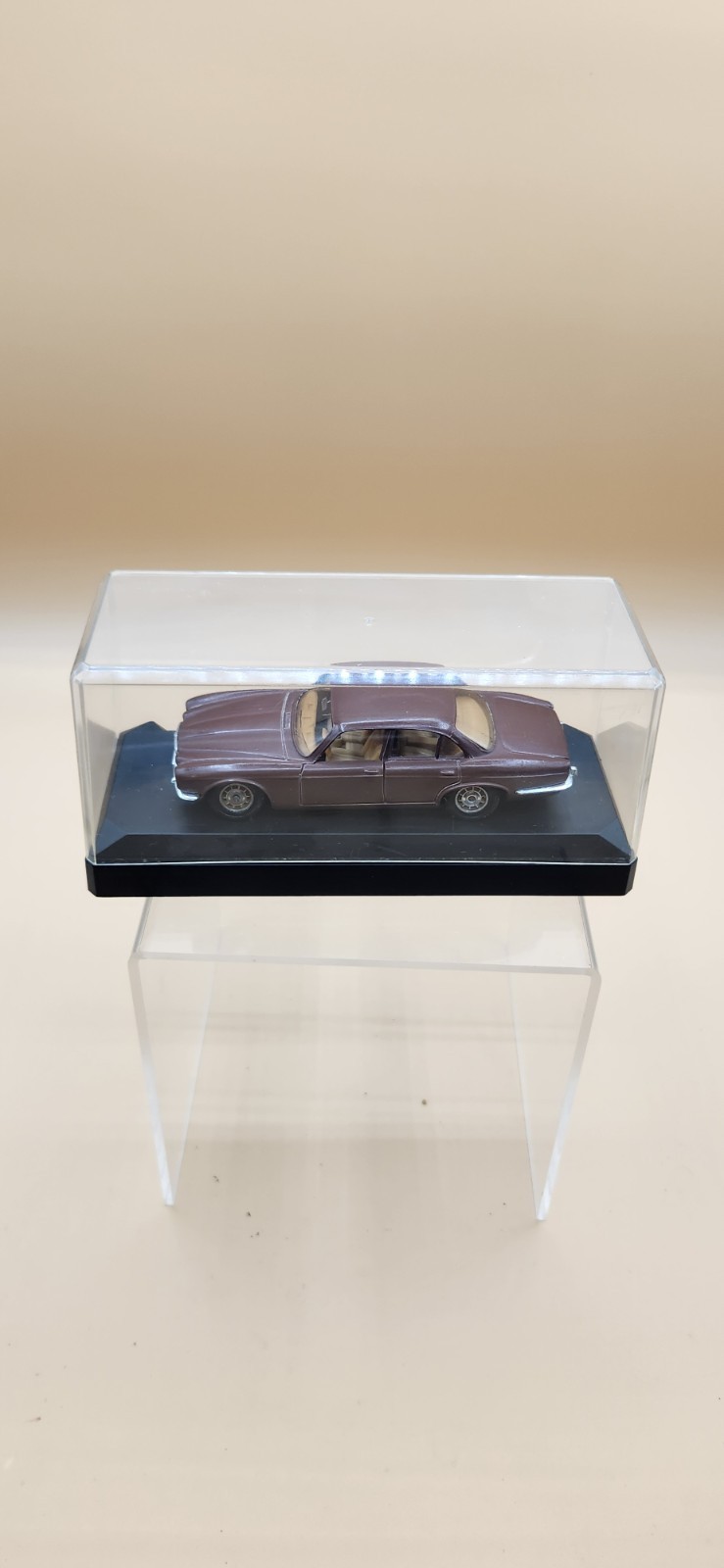 Jaguar XJ 12 Solido (France) 1/43 with stand and case