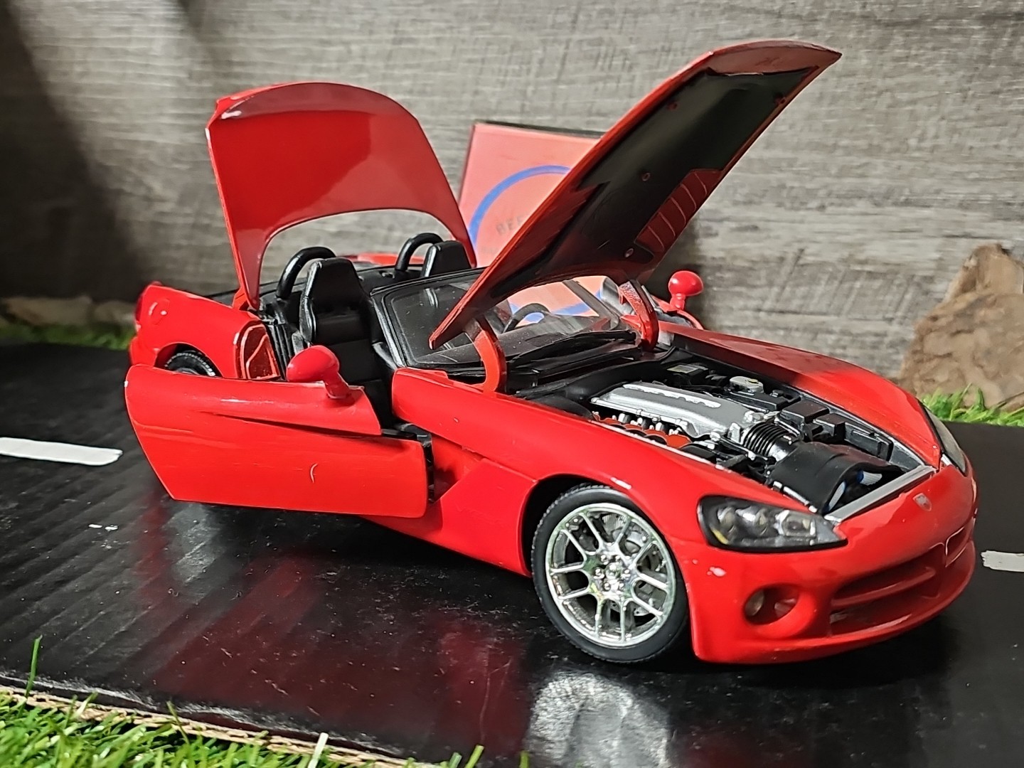 Maisto Special Edition Dodge Viper Convertible 1:18 Scale Diecast Car Red NO BOX