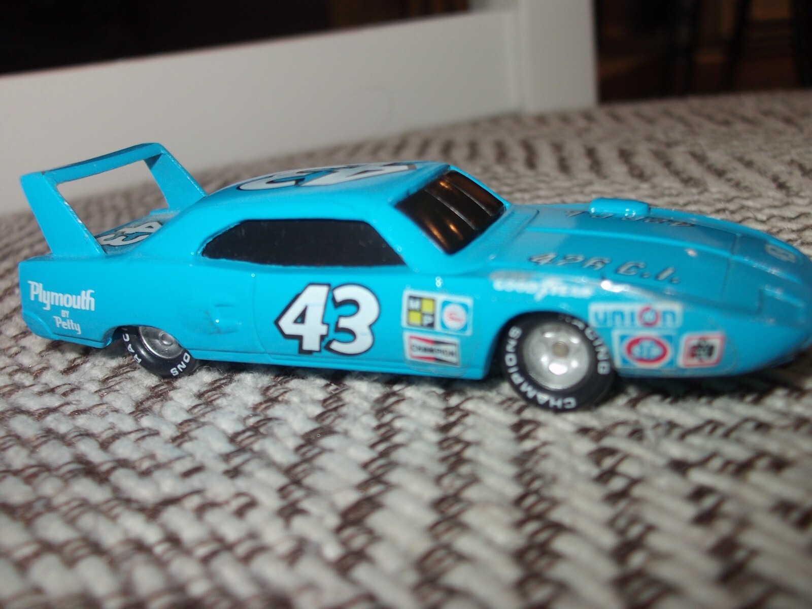 RICHARD PETTY VINTAGE MODEL 1970 PLYMOUTH SUPERBIRD RACING CHAMPIONS 1/64 CAR