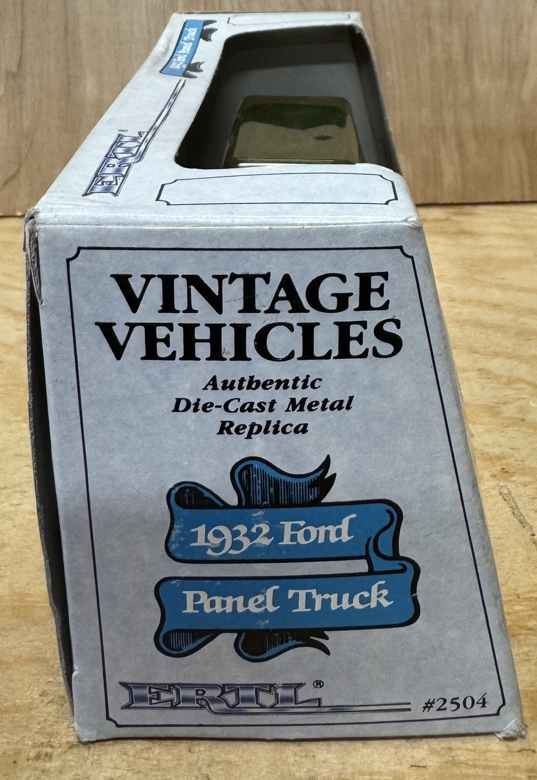 Ertl Vtg Vehicles 1932 Ford Panel Truck Perfection Oil Burning Stoves 1/43 NIB