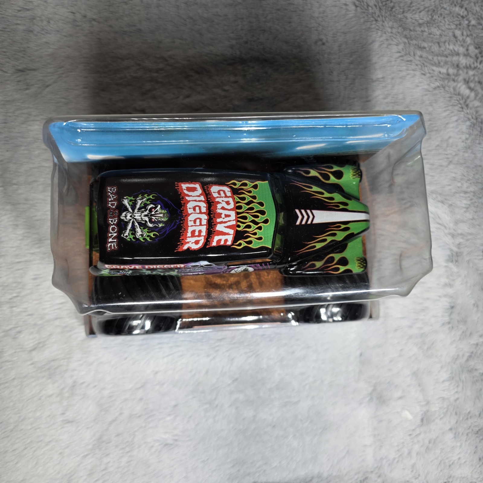 Monster Jam Grave Digger Monster Truck 1:24 Scale Diecast Vehicle By Spin Master
