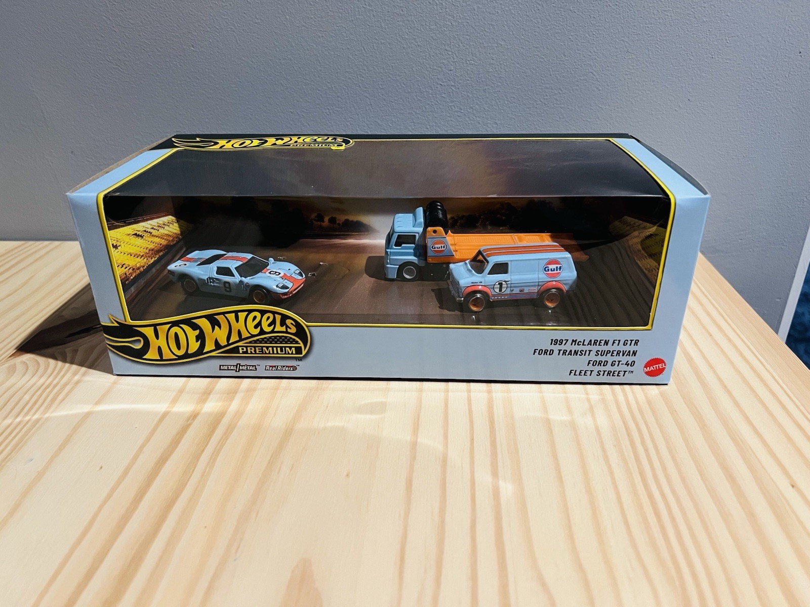 Hot Wheels Premium Diorama Gulf Set Ford GT-40 Supervan – Without McLaren F1 GTR