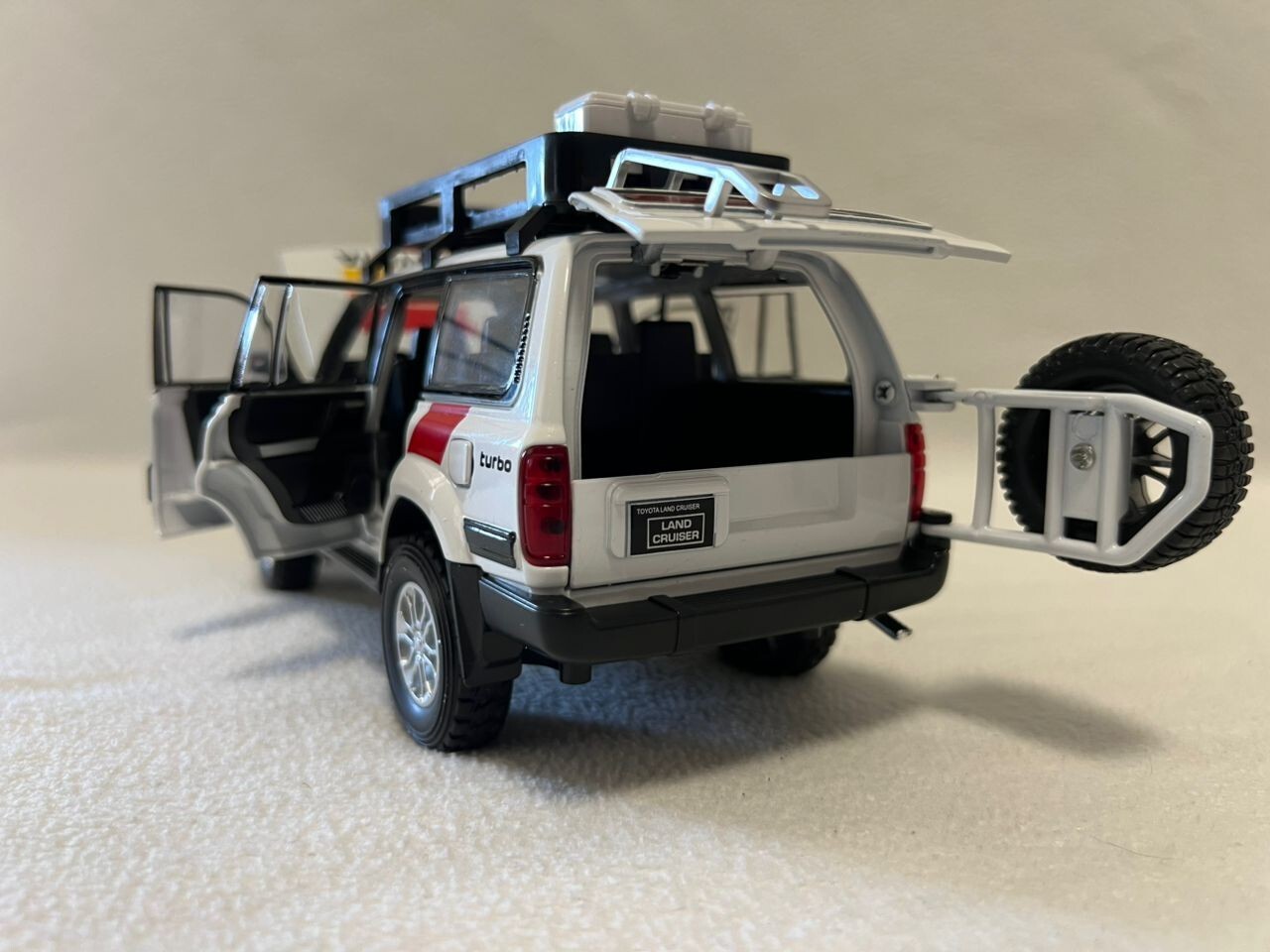 1:24 Toyota Land Cruiser LC80 Car Model Alloy Diecast Vehicle Gift Sound Light
