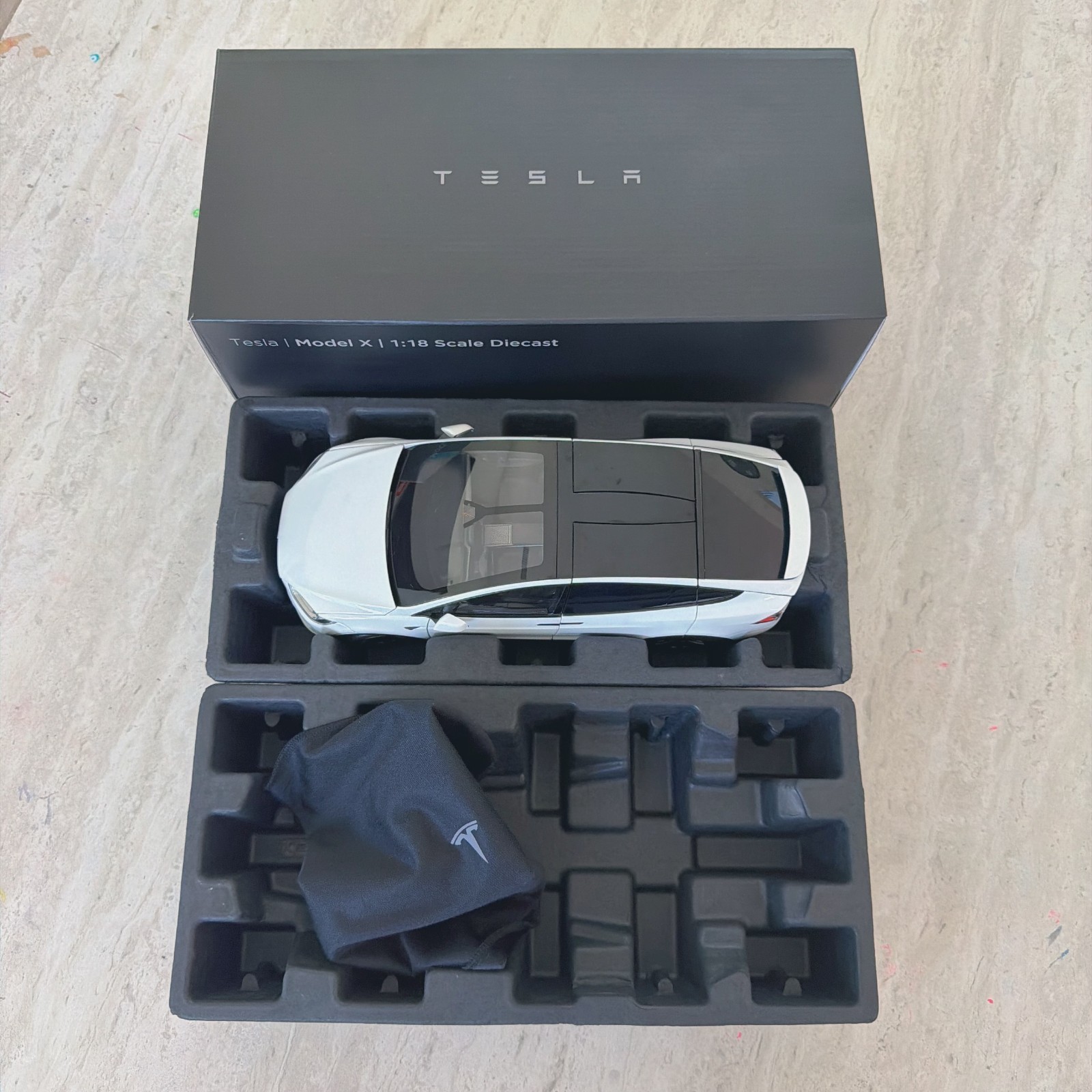 Brand New Genuine Tesla Model x 1:18 Scale Diecast White Model Car
