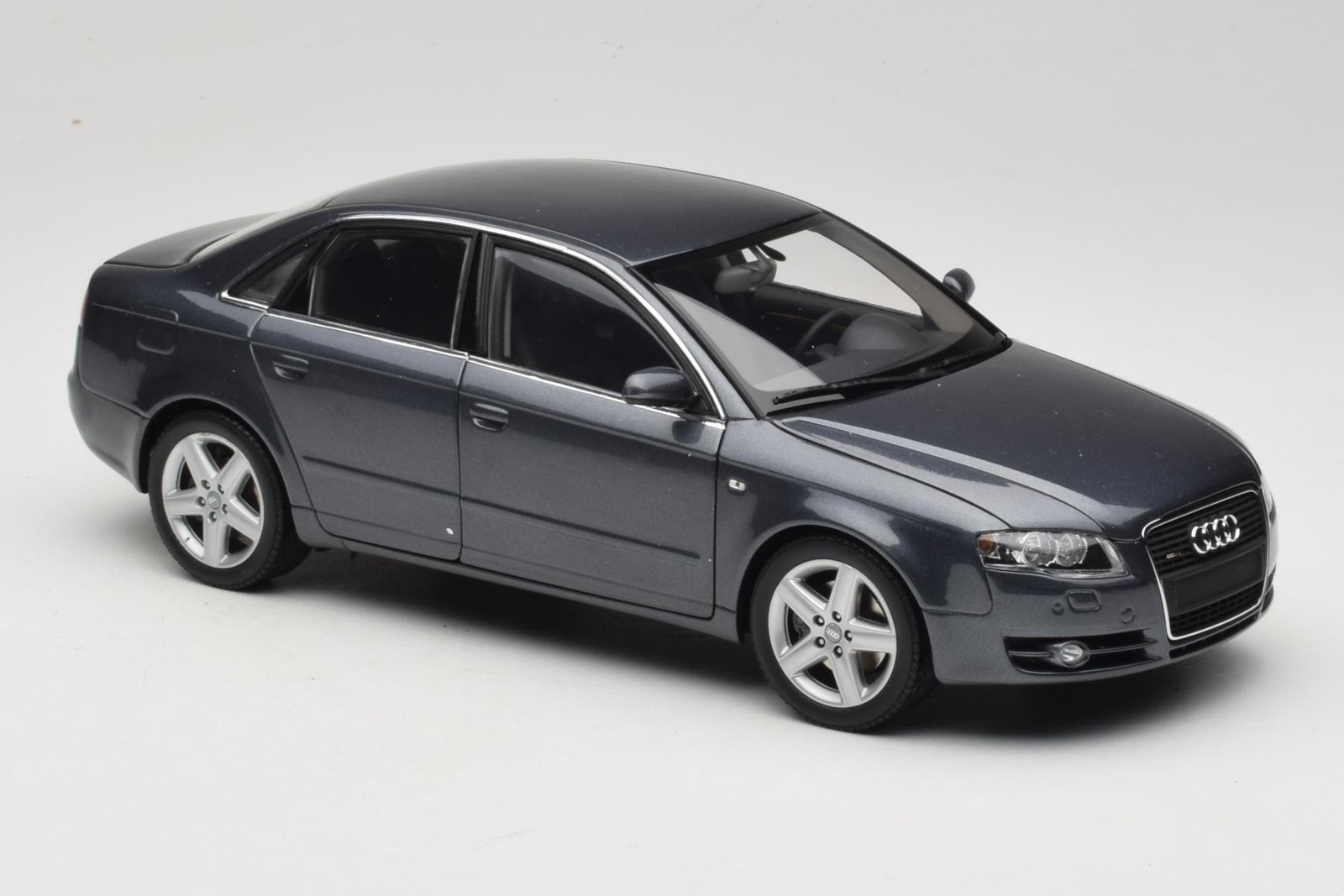 100014400 Audi A4 B7 Sedan Grey Metallic Minichamps 1:18