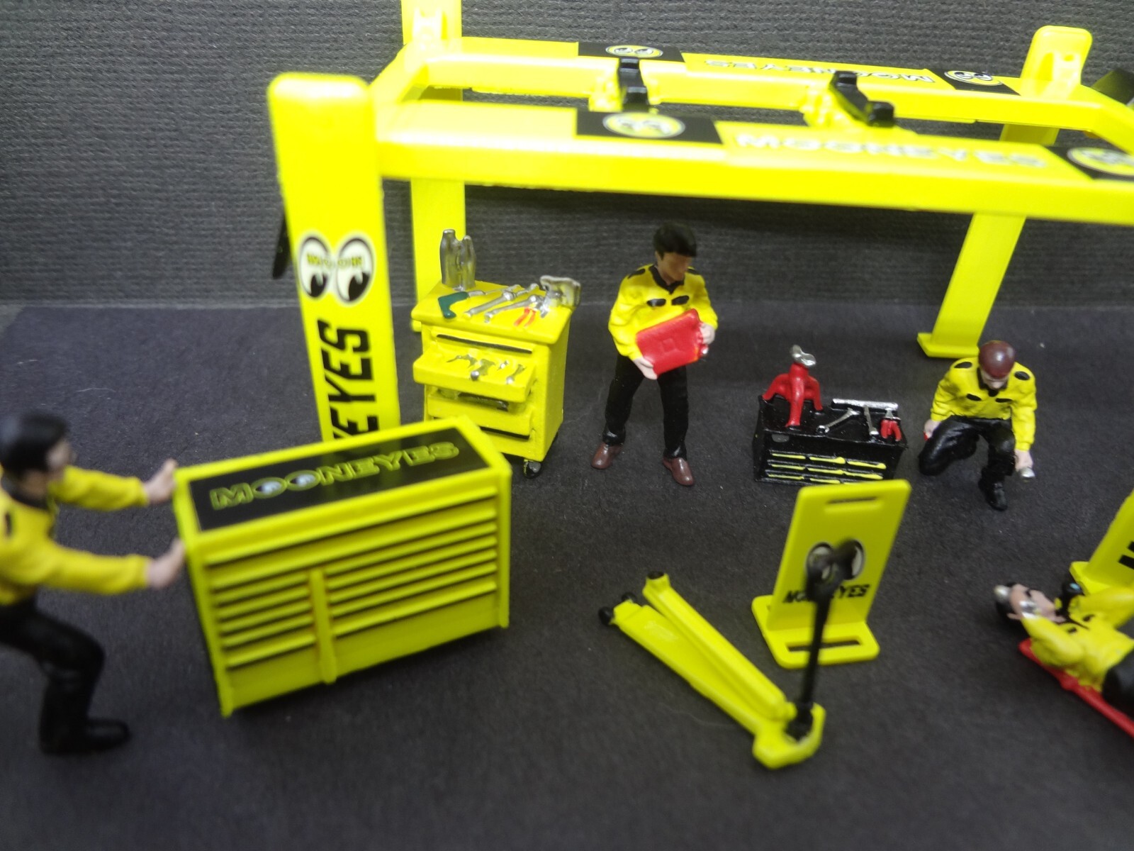 1:64 Scale figure set MOONEYES Mechanics + Moon Garage Set w/ lift + stickers