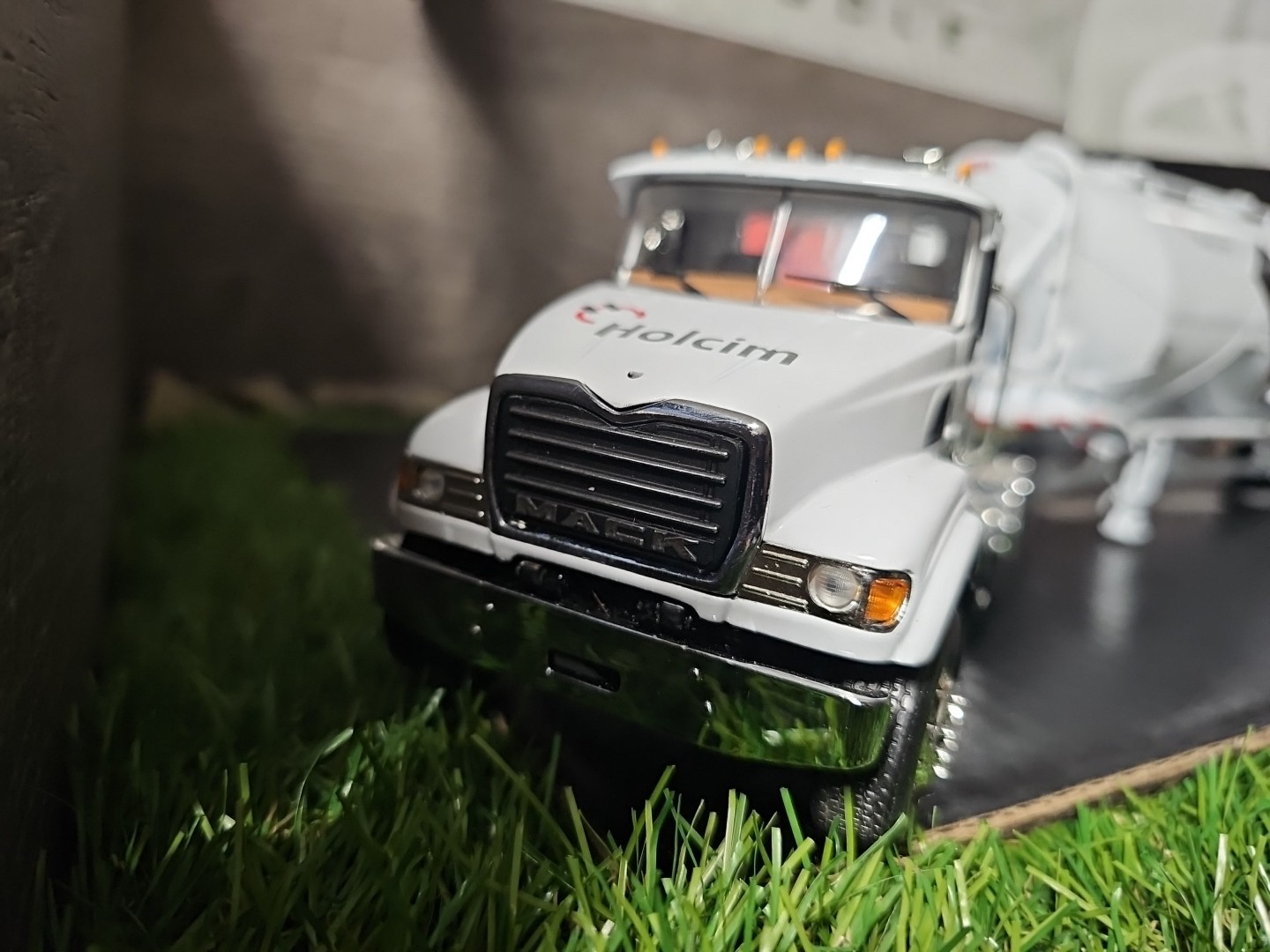First Gear Holcim Dry Bulk Tanker Truck 1:34 Scale Diecast Truck/Trailer NO BOX