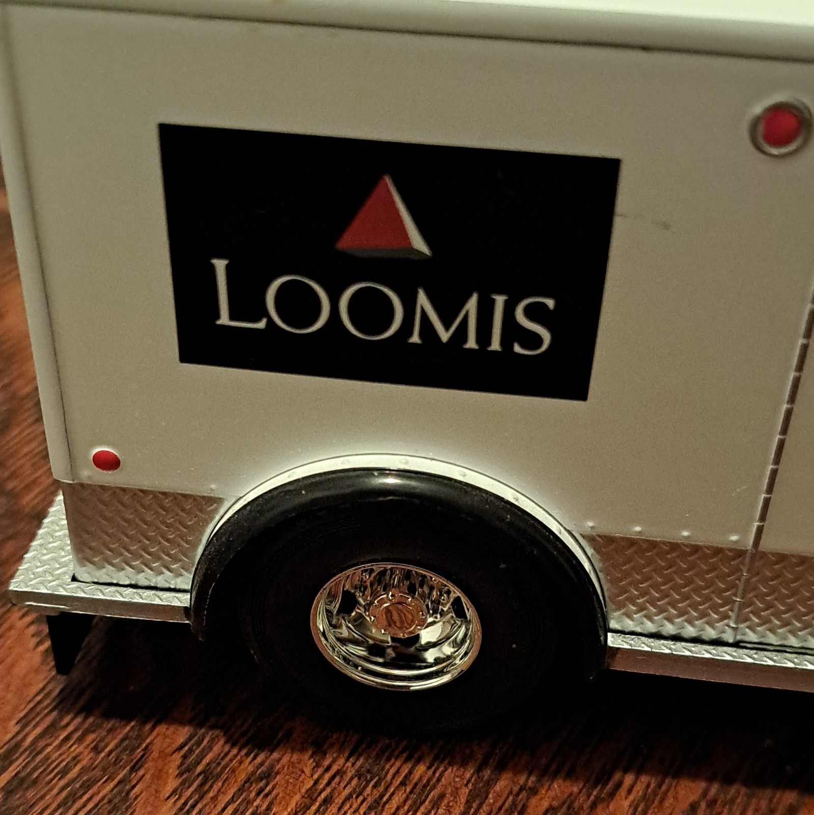 Loomis International Armored Truck 2009 Diecast 1:43 White Silver Black
