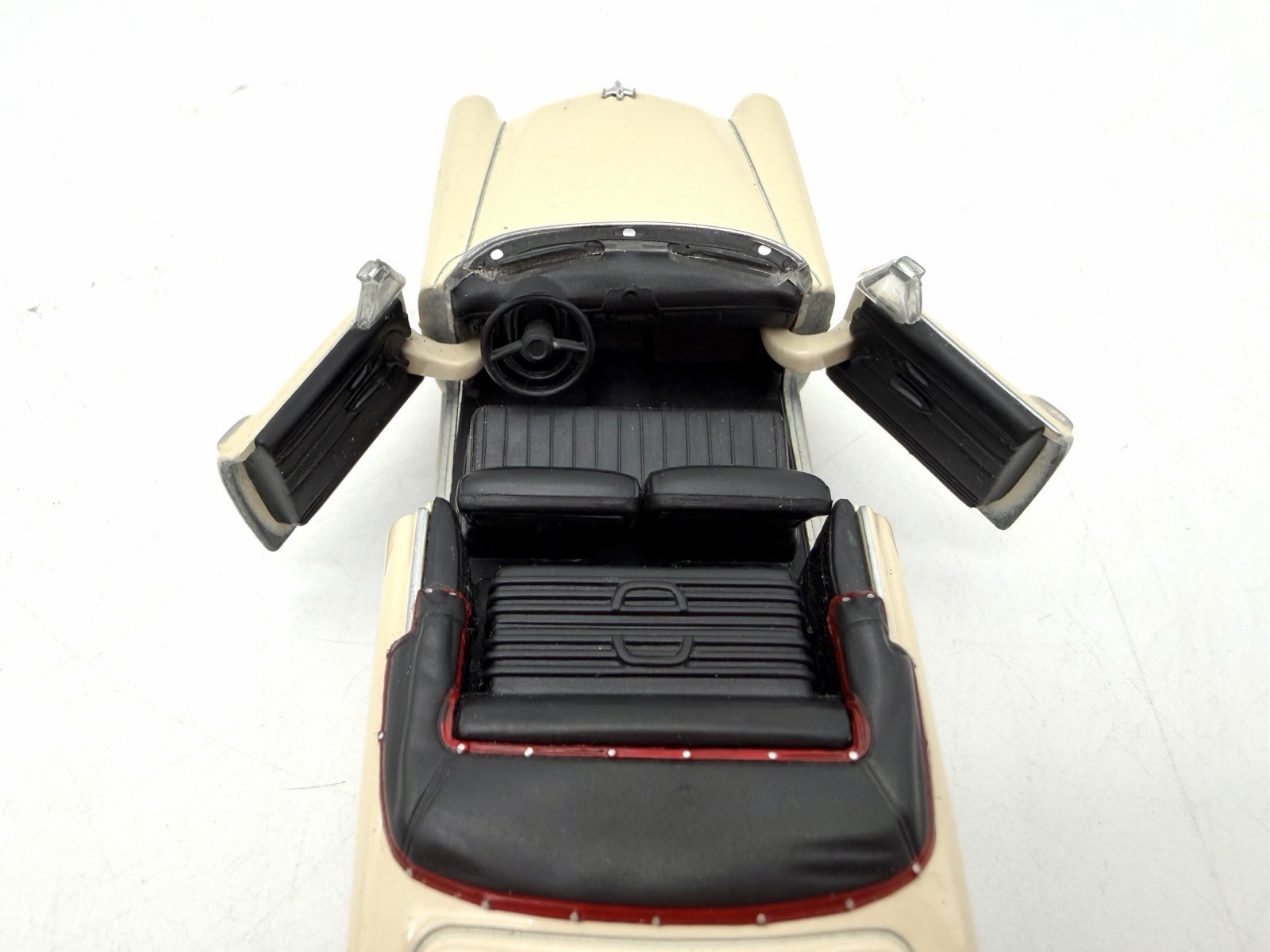 Welly 1953 Ford Crestline Sunliner Convertible Diecast 1:43
