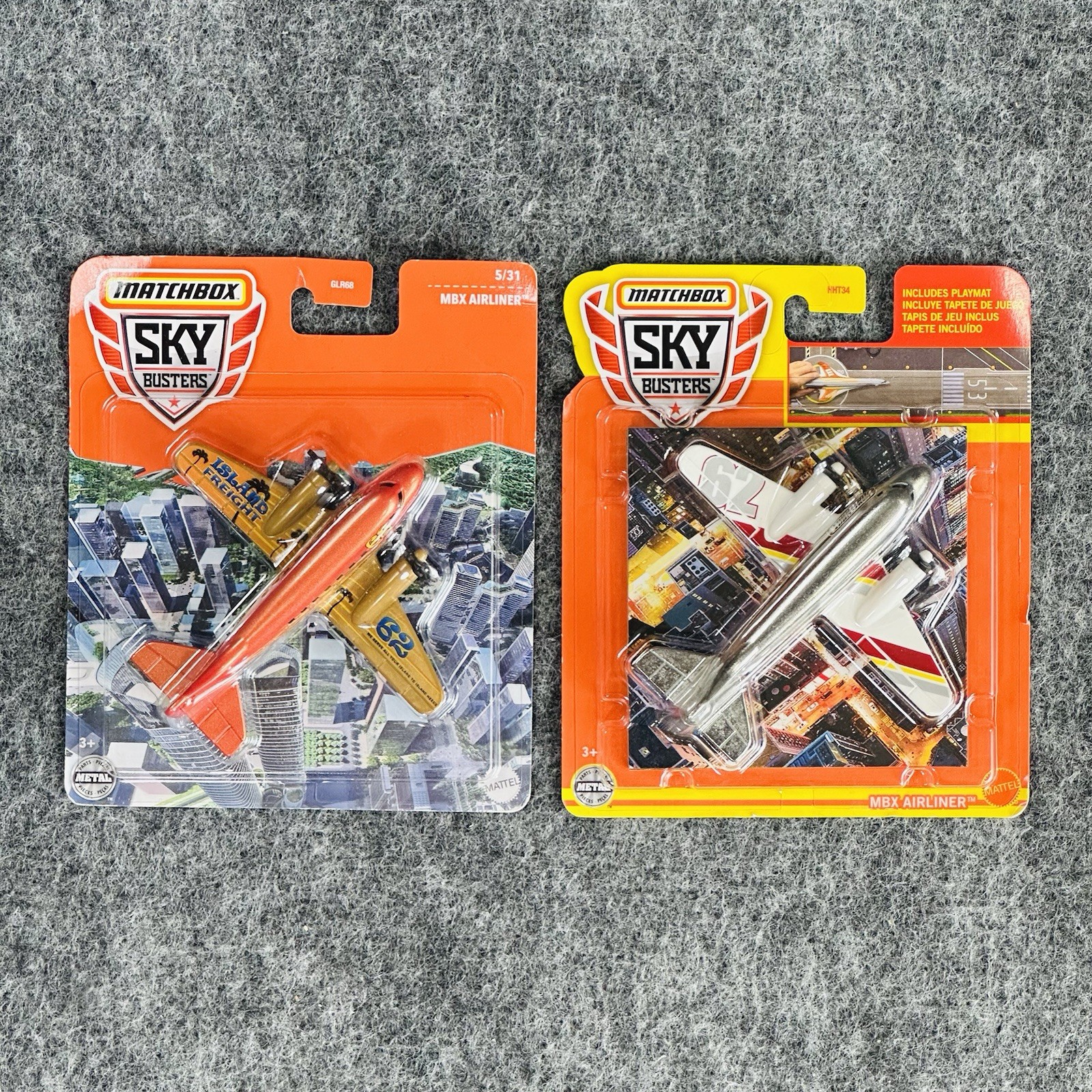 Lot of 2 Matchbox Sky Busters MBX Airliners 10/33 Silver & 5/31 Bronze w/playmat