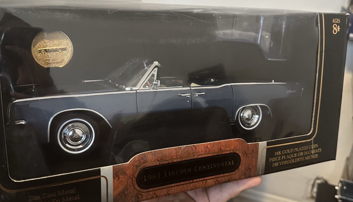 1 Left! 1/18 1961 Blue Lincoln Continental Road Signature Future, Rare Car!