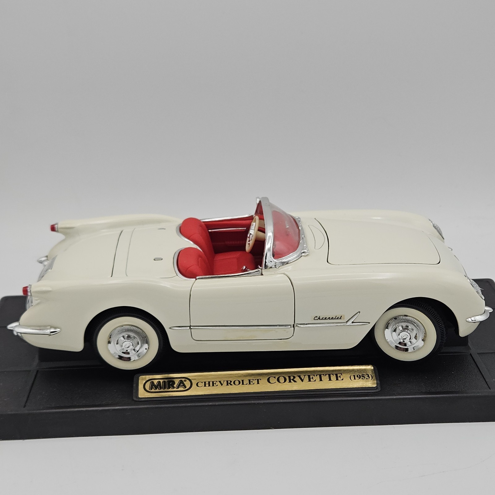 Mira Golden Line 1:18 1953 Chevrolet Corvette Cream Diecast with Box #6153