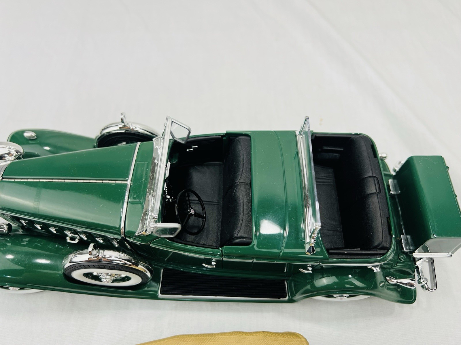 Auto World 1932 CADILLAC V16 SPORT PHAETON 1:18 Scale Dark Green/Tan Top
