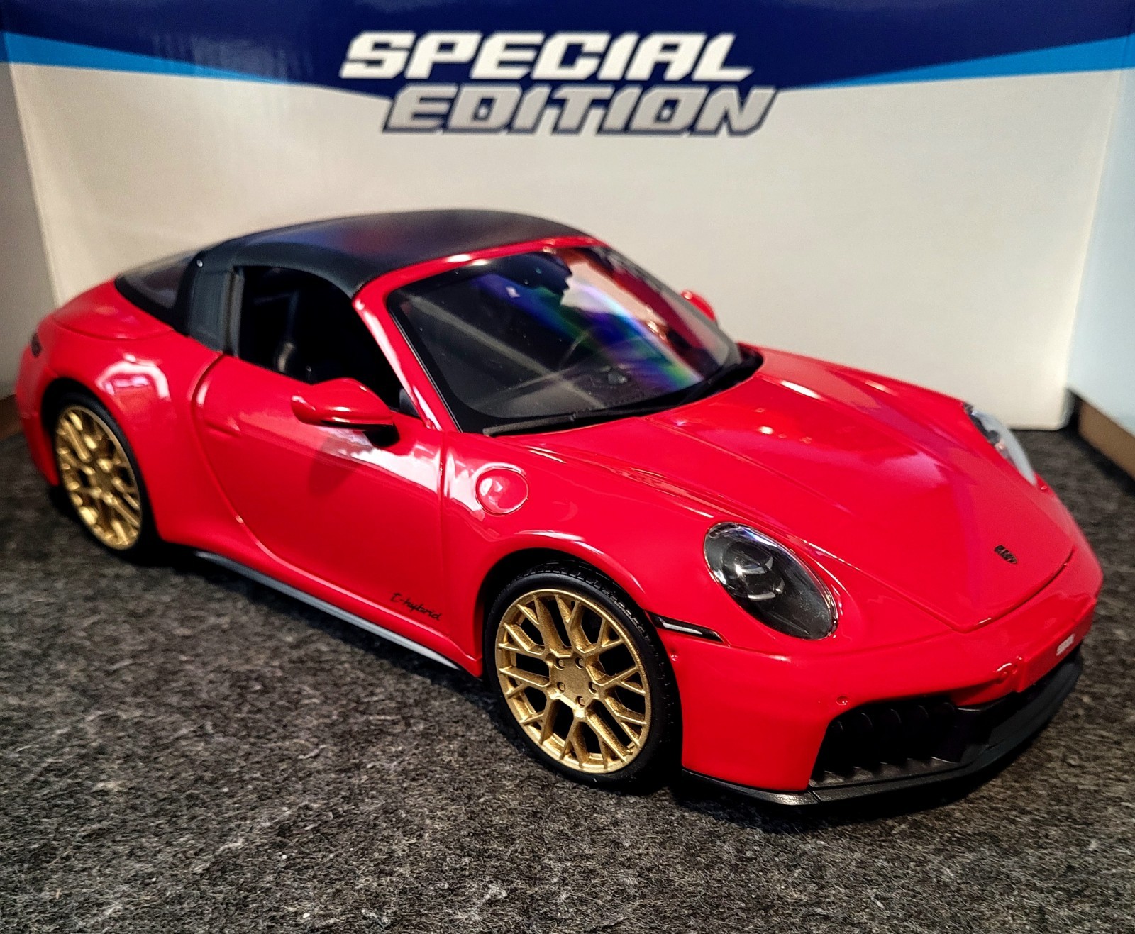 Porsche 911 Targa 4 GTS 1:18 Maisto Diecast Model Red Gold Removable Top