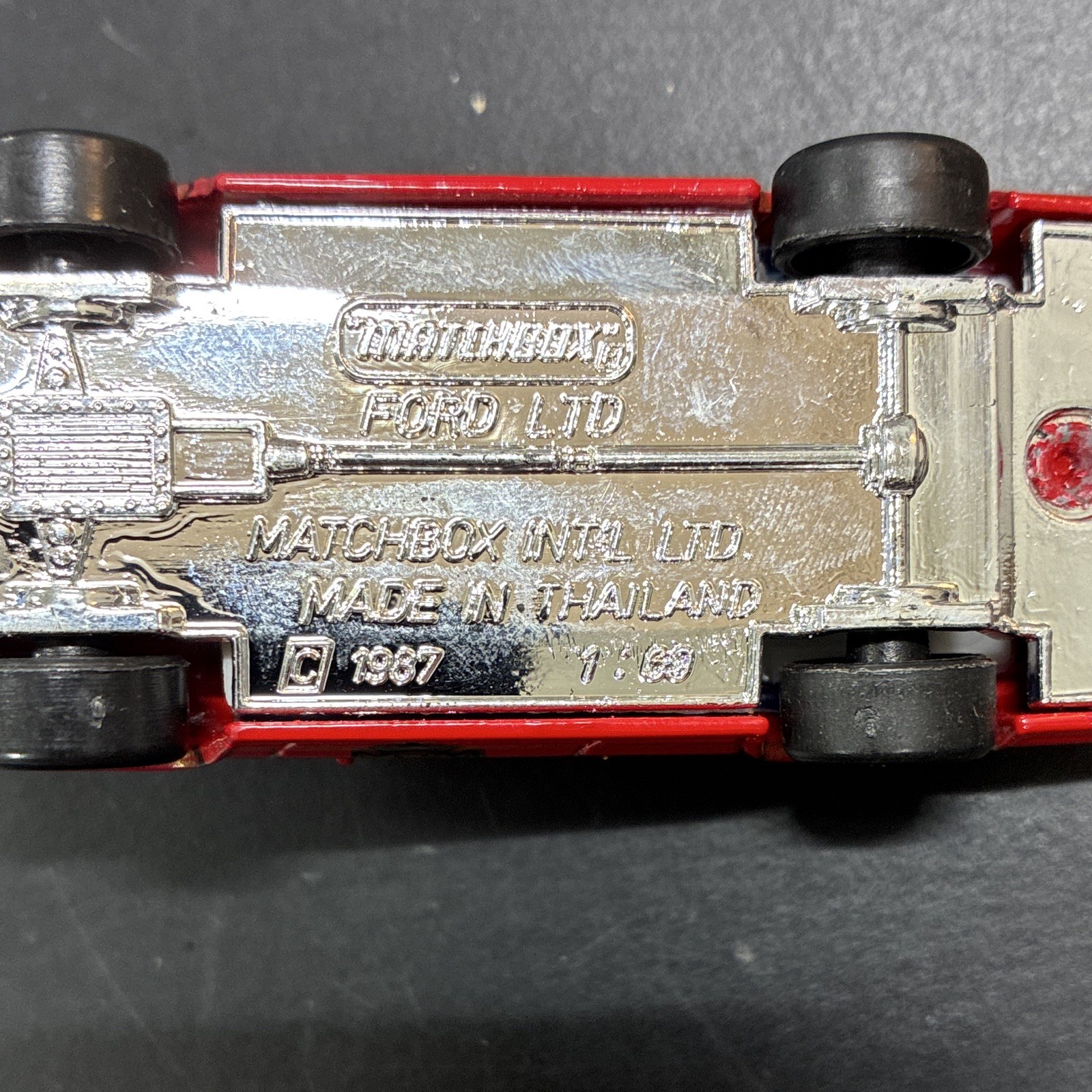 Matchbox 1:64 1987 Ford LTD Fire Chief Red Diecast Car Emergency Lights