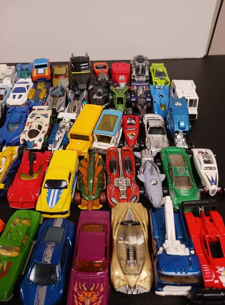 Hot Wheels, Match Box, And Other Loose Die Cast cars. Lots of 20.