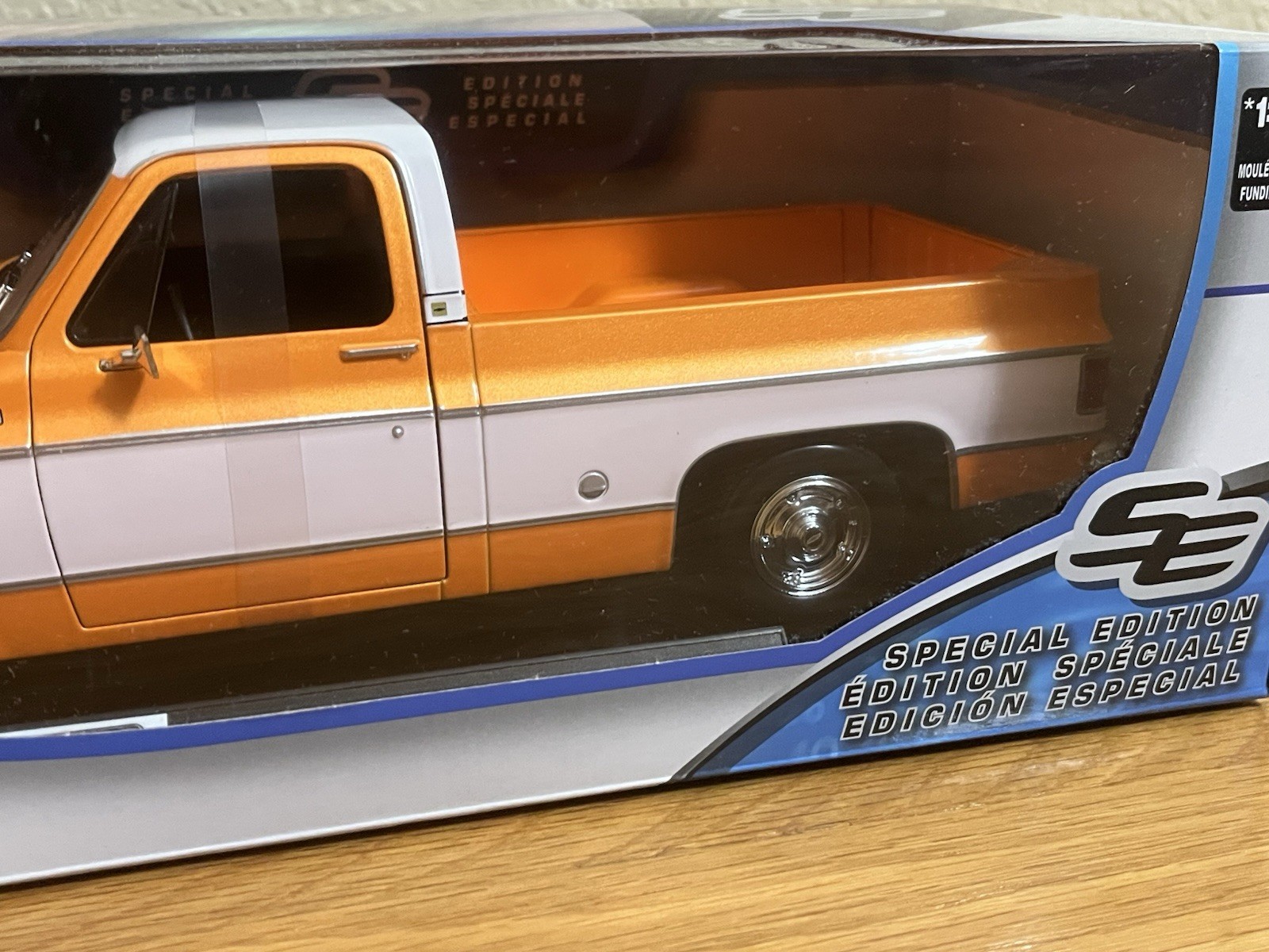 Maisto 1:18 1974 Chevrolet C10 Cheyenne Super Pickup Truck Orange With White Top