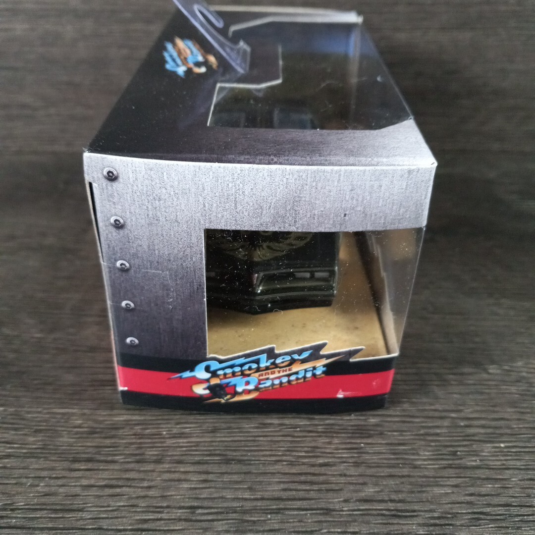 Jada 1977 Pontiac Firebird Trans Am Die-Cast Model Smokey and the Bandit