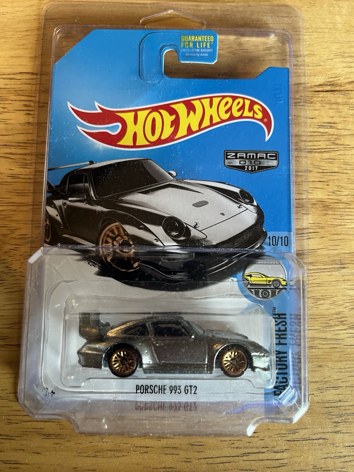 Hot Wheels – 2 – Porsches 993 GT2, ZAMAC Silver & 935 Blue In Plastic Protectors