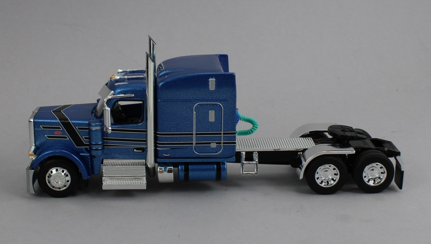 DCP 1:64 *BLUE & BLACK* Peterbilt 589 Midroof w/BLACK Wilsn Livestock Trailer