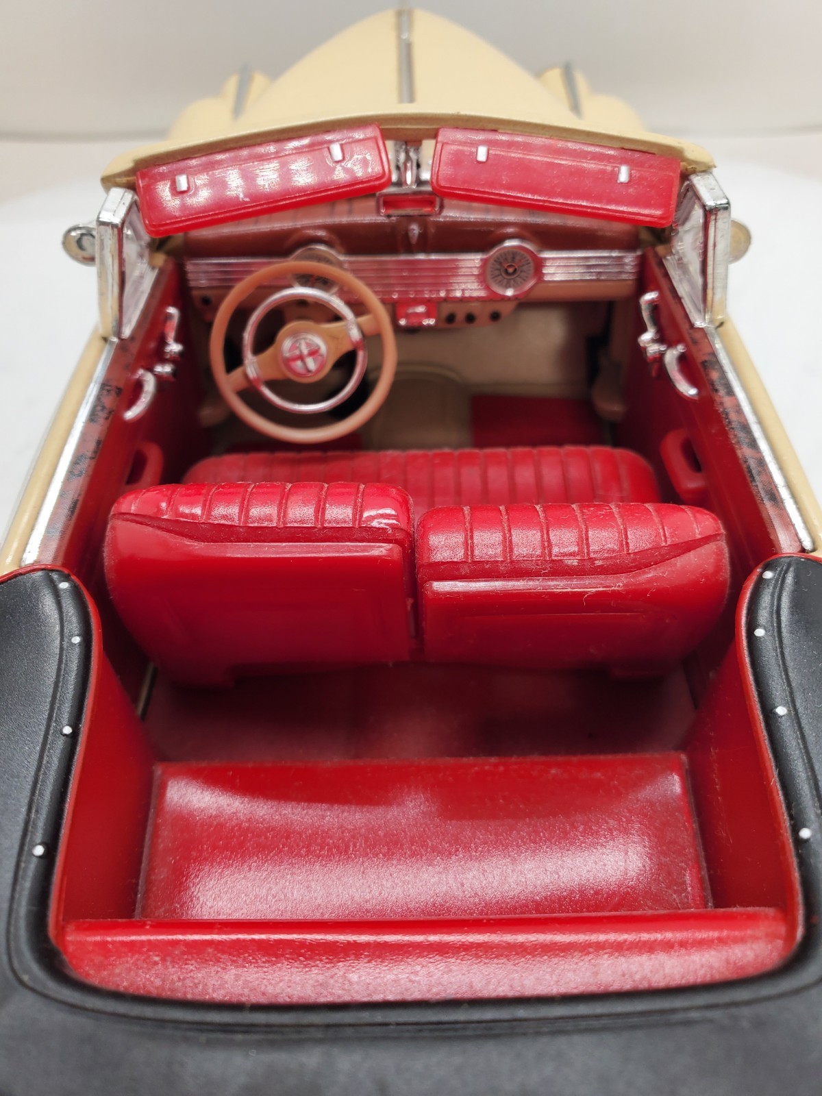 WELLY Collectable 1941 Chevrolet Special Deluxe 1:18 Diecast Beige/Red No Box
