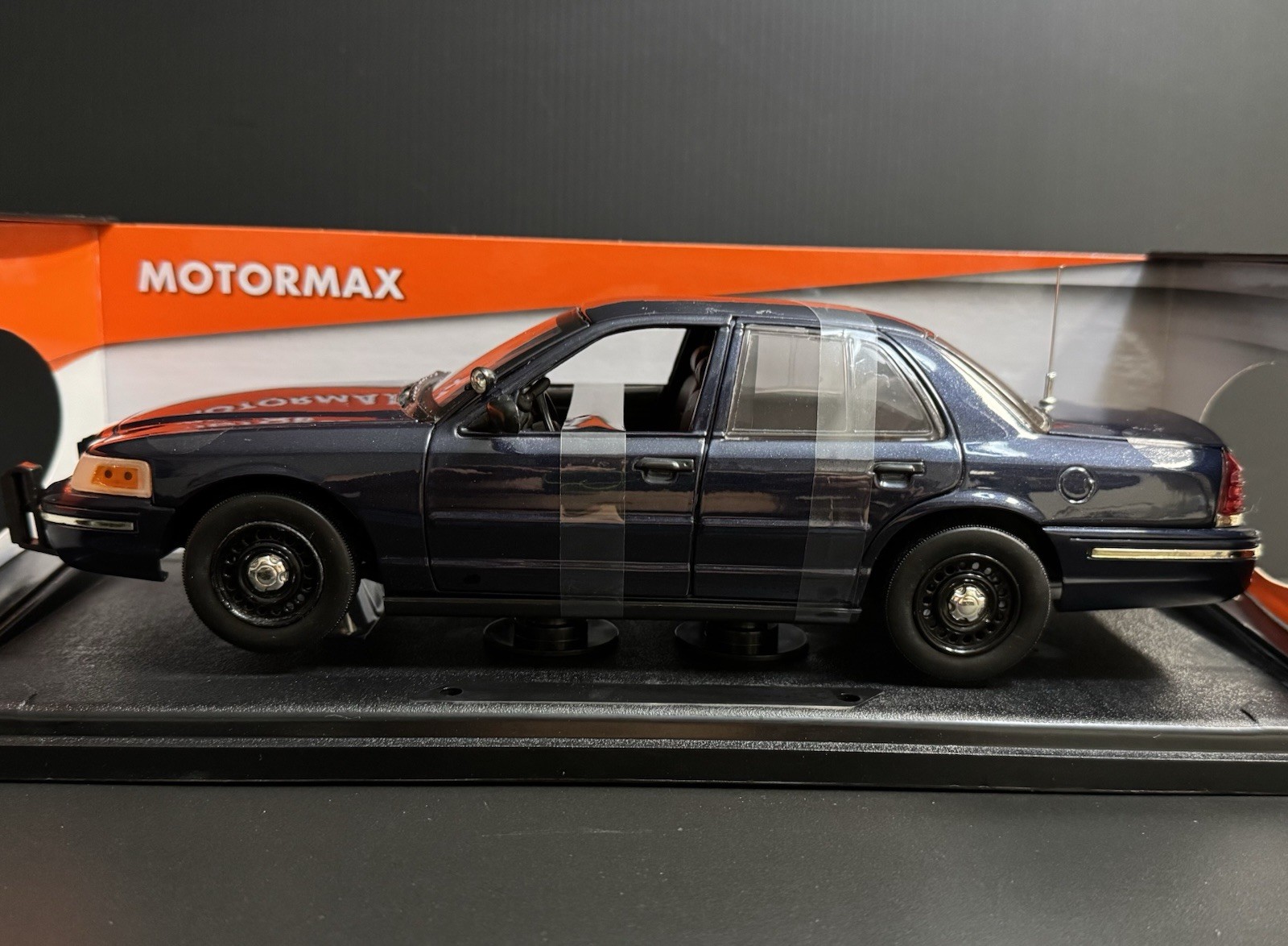 2001 Ford Crown Victoria LX Sedan Blue Slicktop Unmarked W/ Push Bar 1/18 HTF !